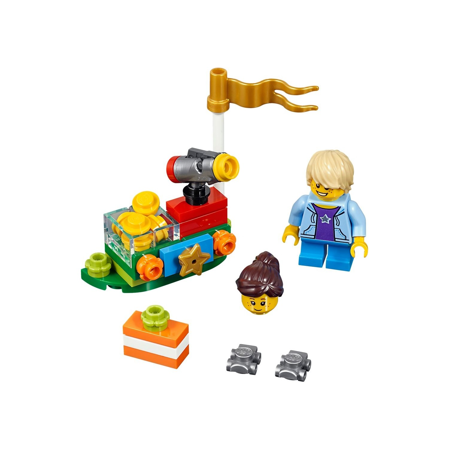 Bayrak, figür, pasta ve tekerlekli Lego treni beyaz arka planda.