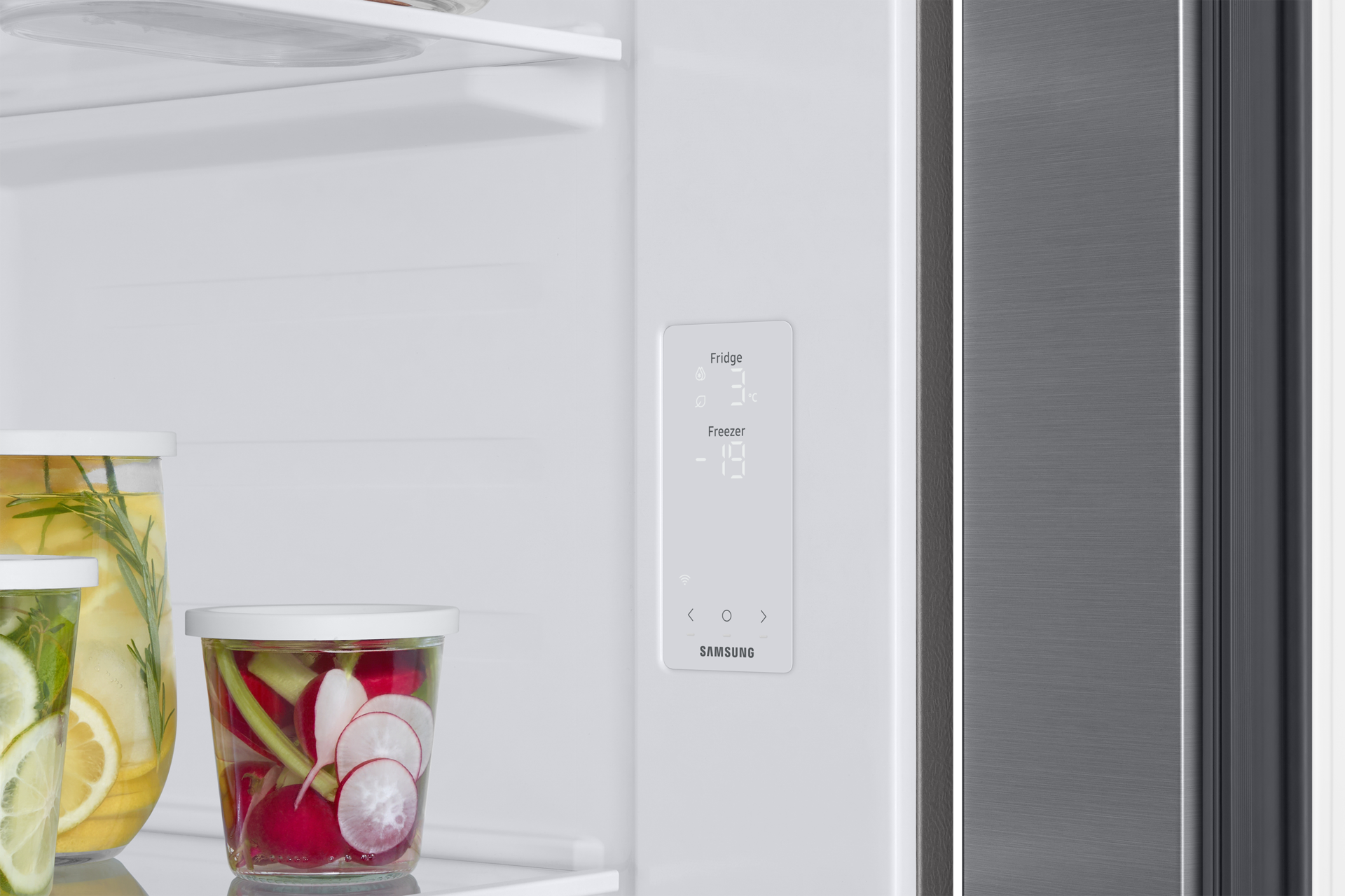 Koelkast interieur met voedselpotten en digitaal display. Koelkast 3°C, Vriezer -19°C.