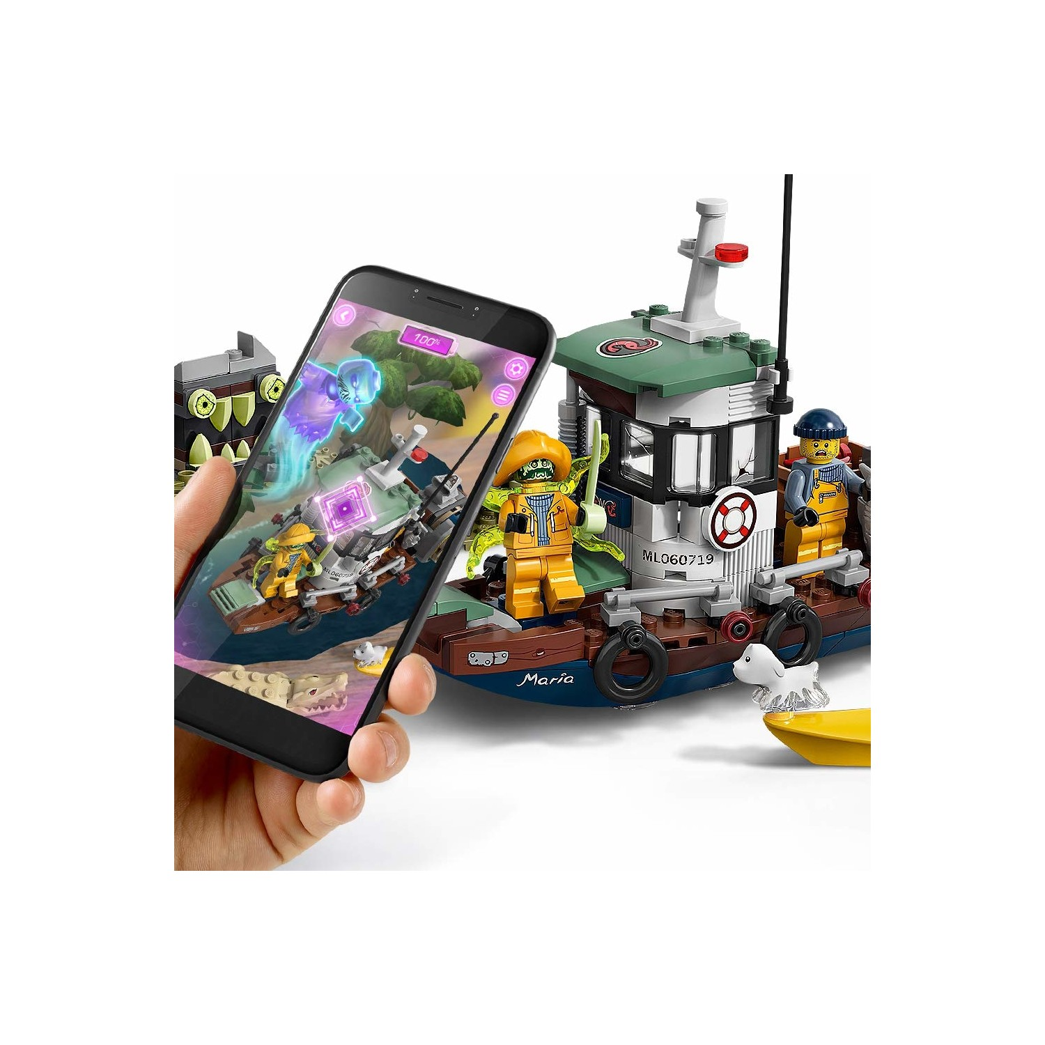 El, Lego teknesinin yanında hayalet ve figürleri gösteren AR uygulamalı akıllı telefonu tutuyor.