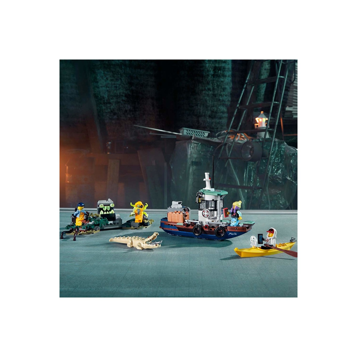 Timsahlı tekne, kano ve kara taşıtındaki LEGO figürleri. Koyu arka plan.