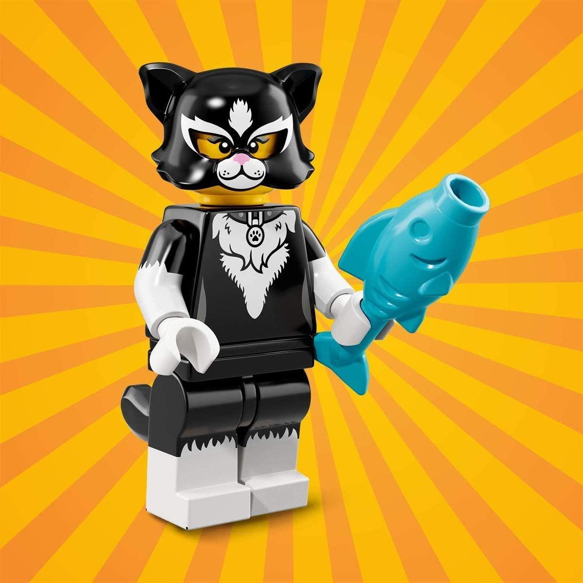Mavi balık tutan siyah kedi kostümlü Lego figürü.