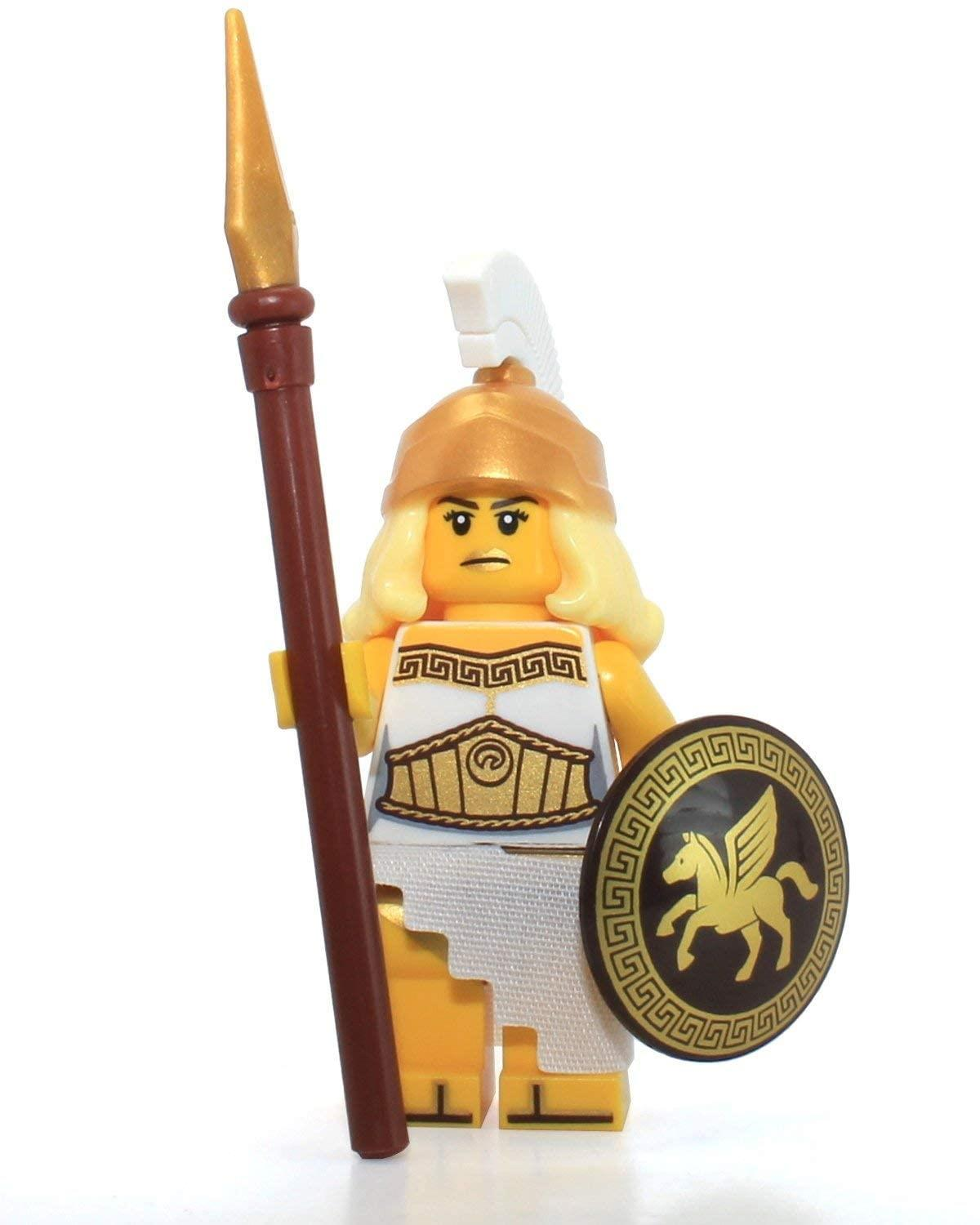 Kask, kalkan ve mızrak takan, beyaz ve altın zırh giymiş Lego figürü.