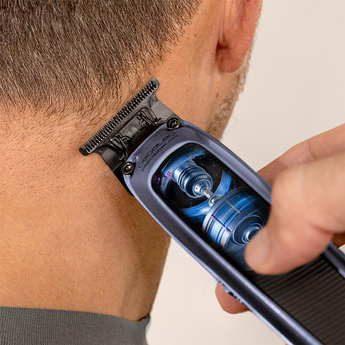 Una mano usa una recortadora de pelo para recortar la nuca de un hombre.