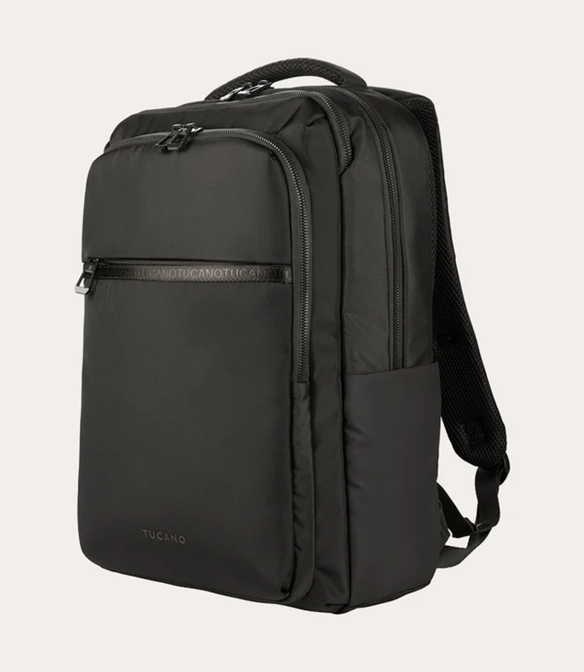 Uno zaino Tucano nero con tasche multiple con zip e spallacci imbottiti.