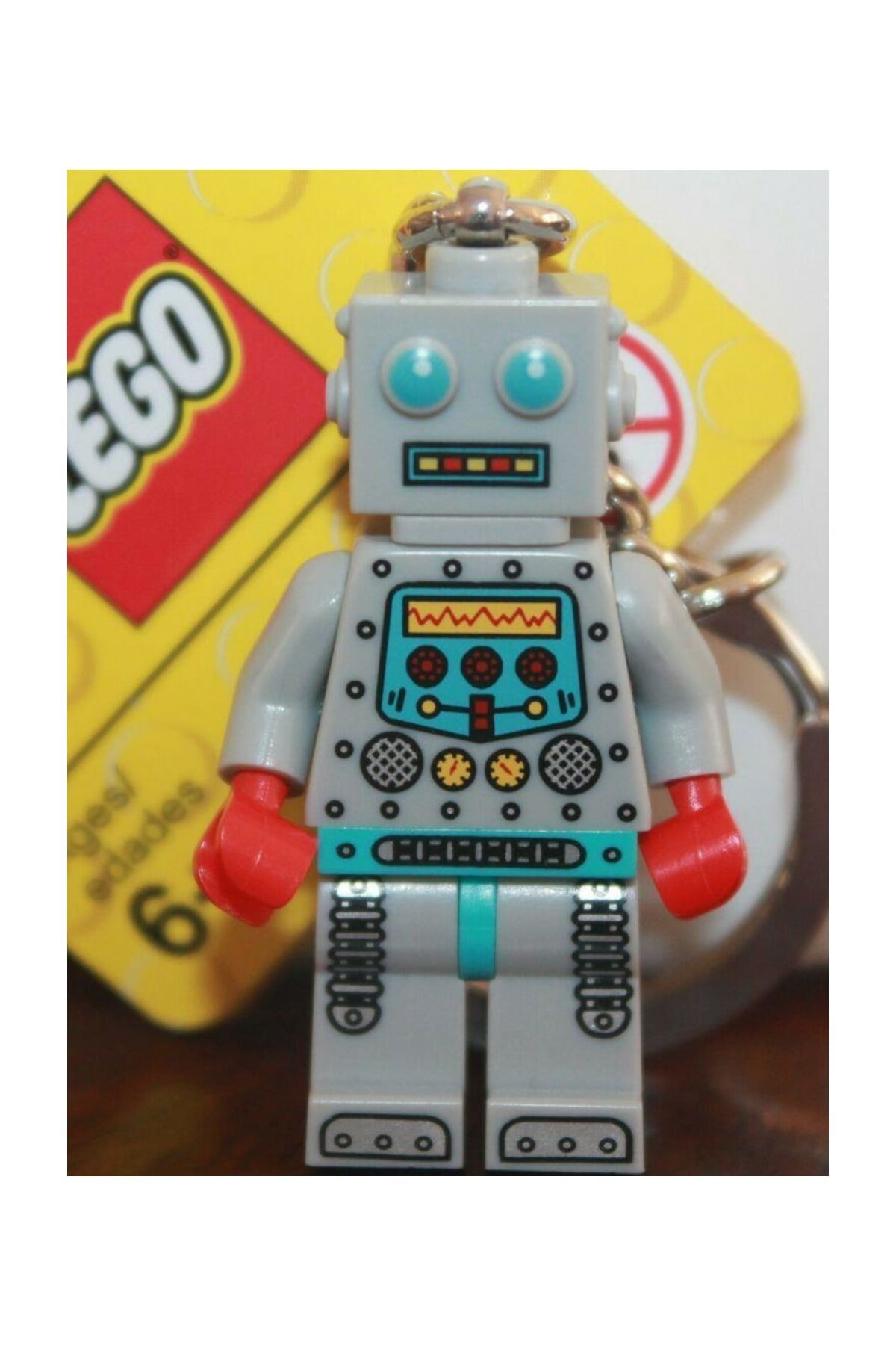 Kırmızı elli ve mavi gözlü gri Lego robot anahtarlık.
