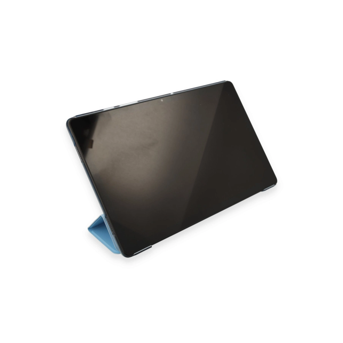 Beyaz arka plan üzerinde mavi stantlı siyah tablet.