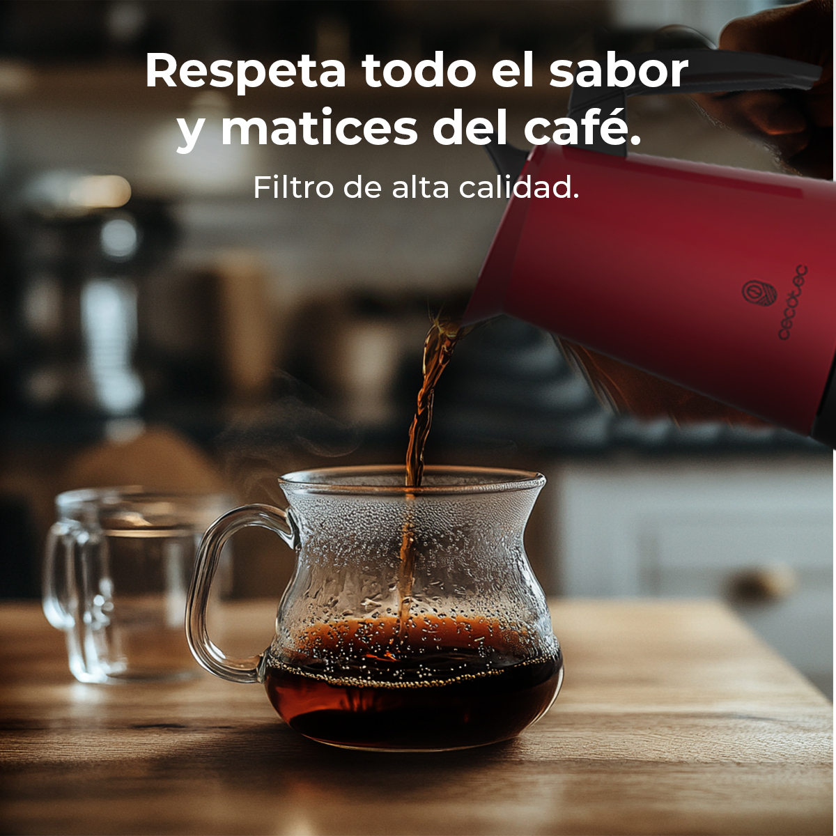 Caraffa rossa versa caffè in una tazza di vetro. Sale vapore.