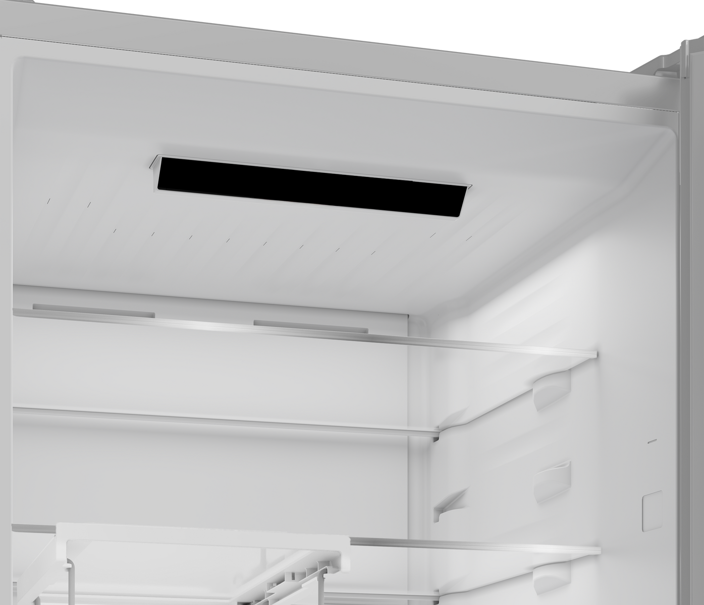 Vista interior de un refrigerador blanco vacío con estantes y ventilación.