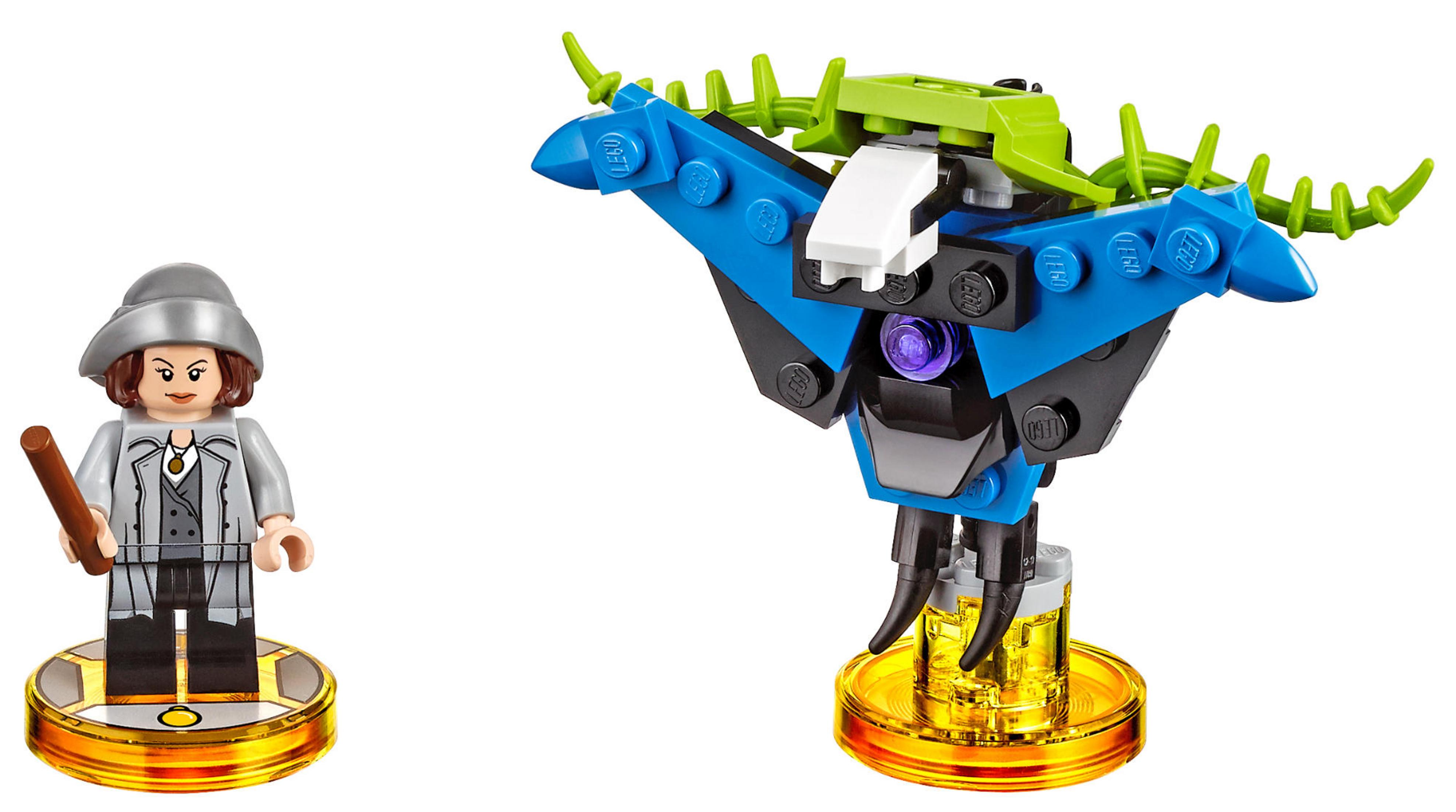 Una figura Lego con cappello e bacchetta si trova accanto a un mostro Lego blu e verde.