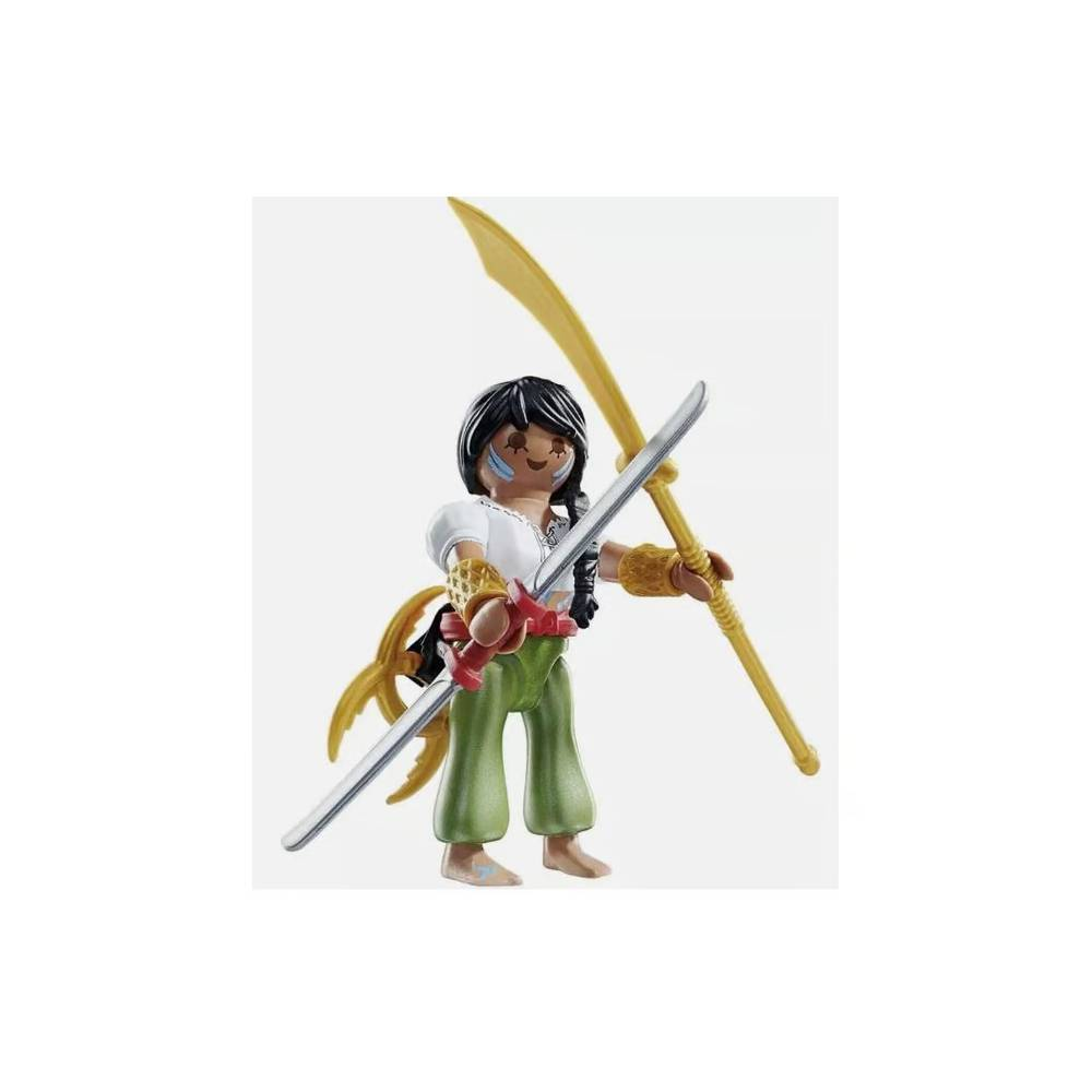 Una figura con capelli neri, top bianco e pantaloni verdi tiene due spade.