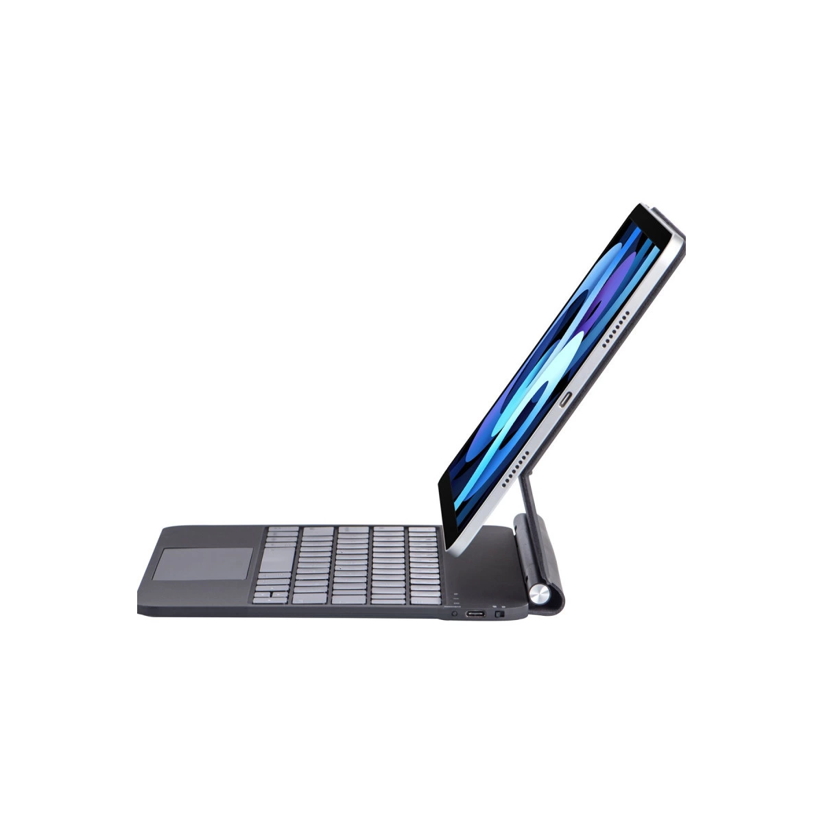 Gümüş rengi bir tablet, dokunmatik yüzeyli siyah bir klavyeye monte edilmiştir.