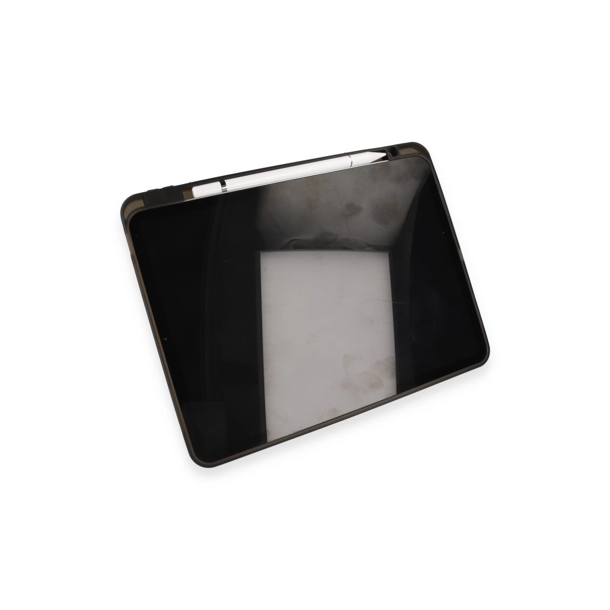 Beyaz arka plan üzerinde beyaz kalemli siyah tablet.