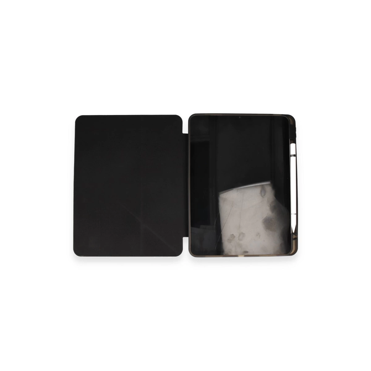 Kapaklı ve kalemli siyah tablet beyaz zeminde duruyor.