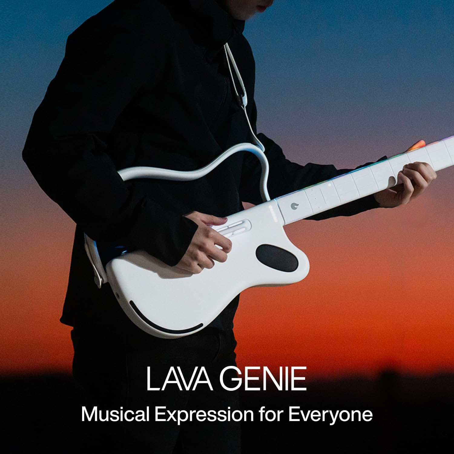 Persoon speelt een witte gitaar met gekleurde lichten tegen een zonsondergang.