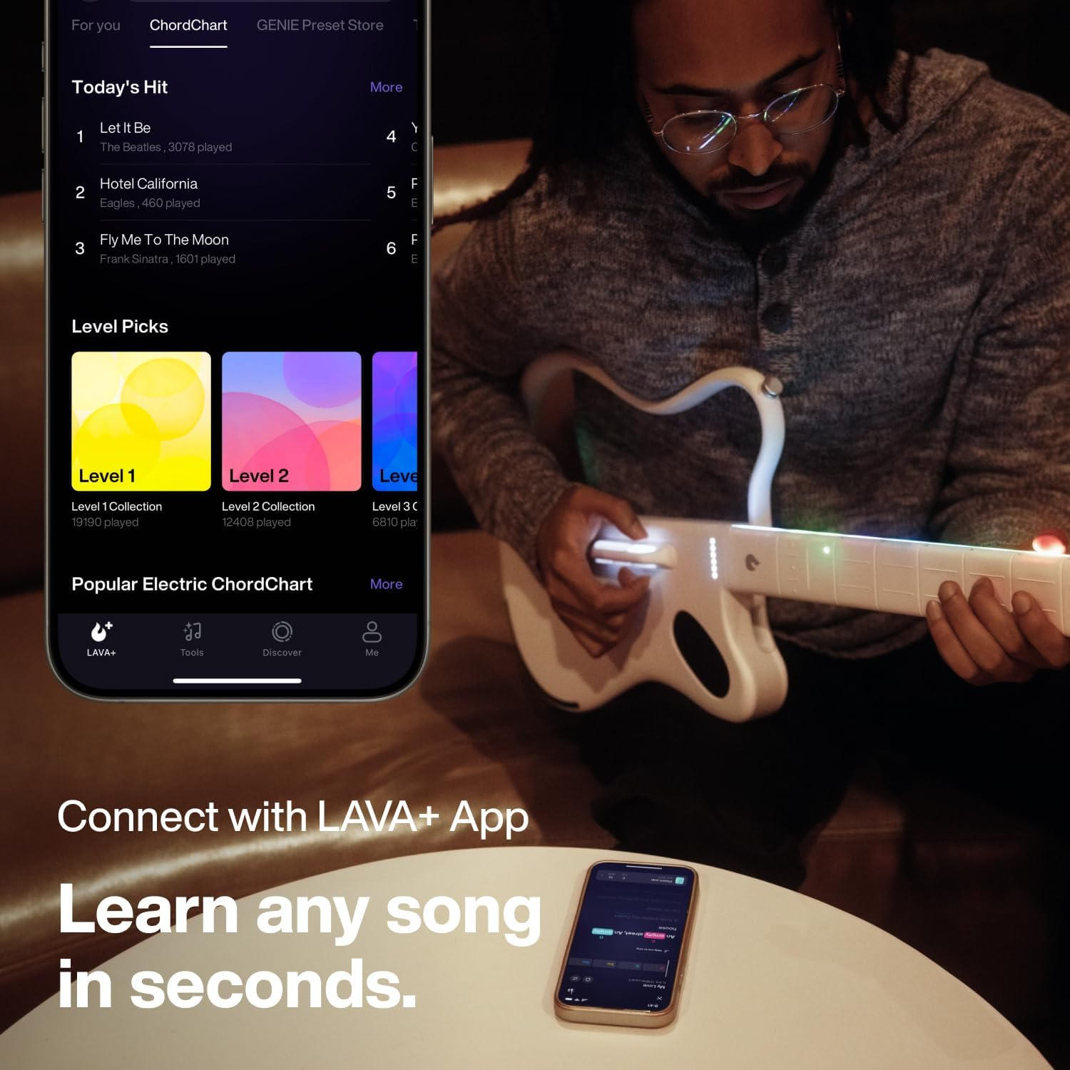 Man speelt witte elektrische gitaar met app op telefoon. Maak verbinding met LAVA+ App.