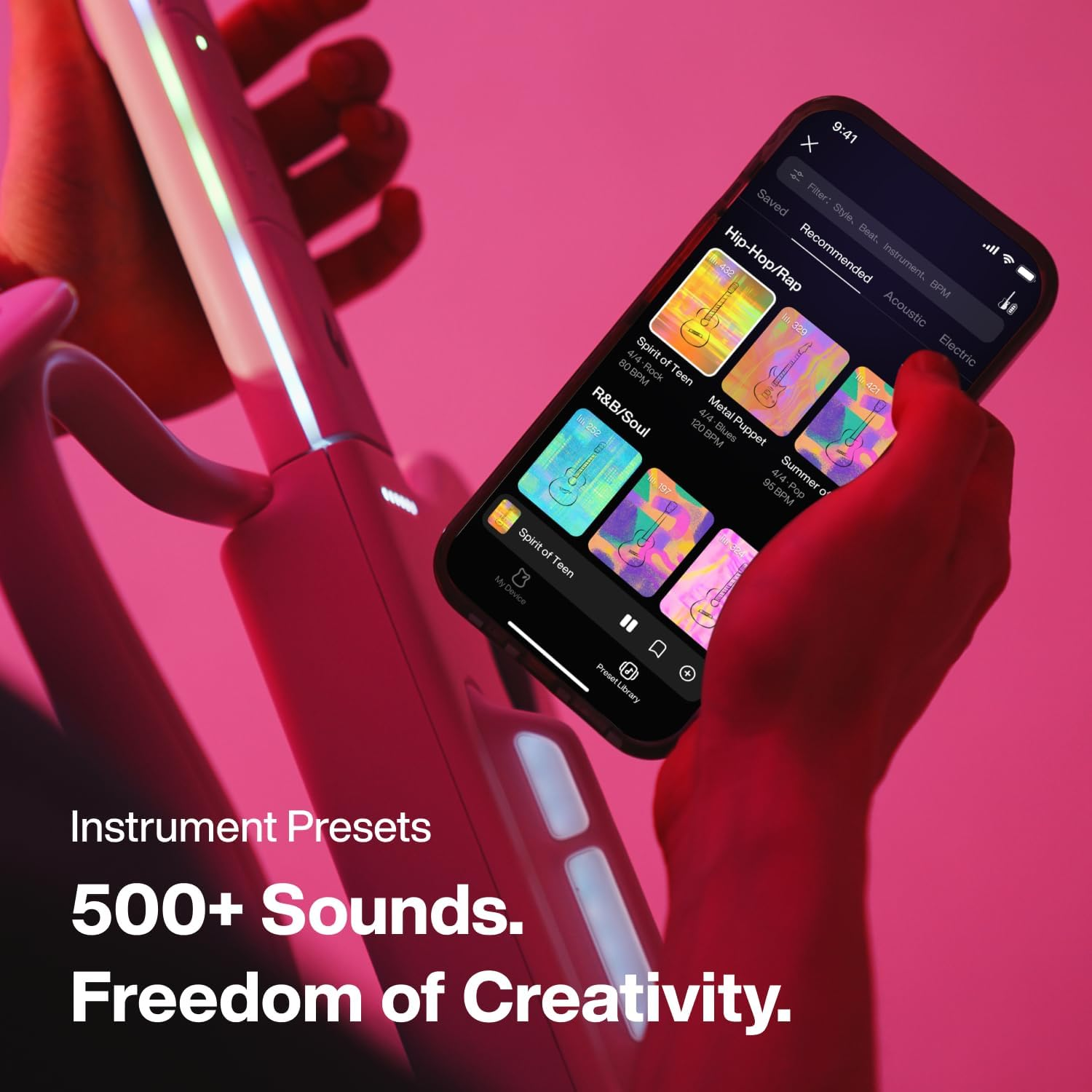 Een hand houdt een smartphone met muziekpresets vast. Een roze instrument staat ernaast.
