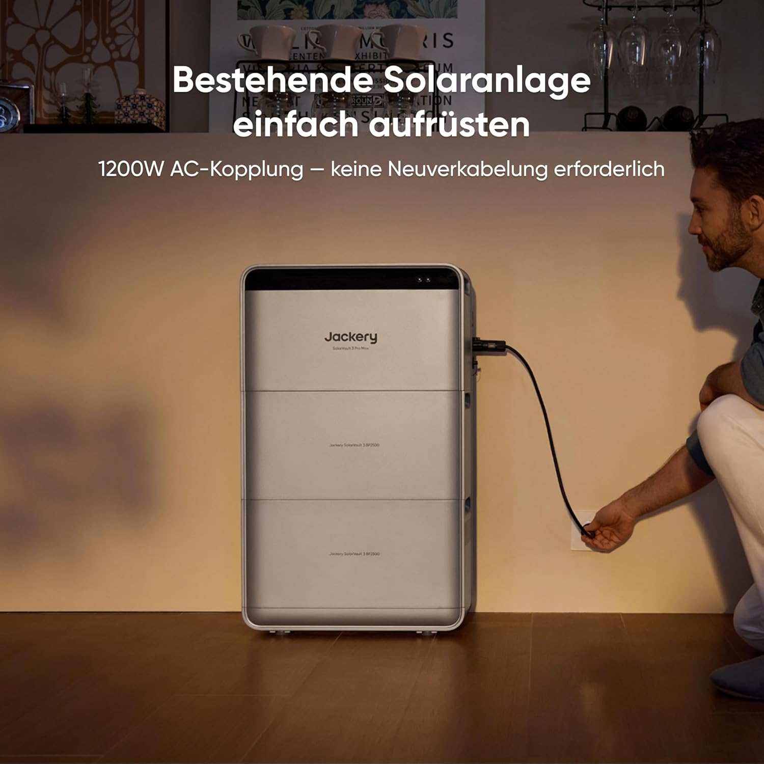 Mann schließt Jackery-Stromspeicher an Steckdose an. Text: Bestehende Solaranlage einfach aufrüsten.