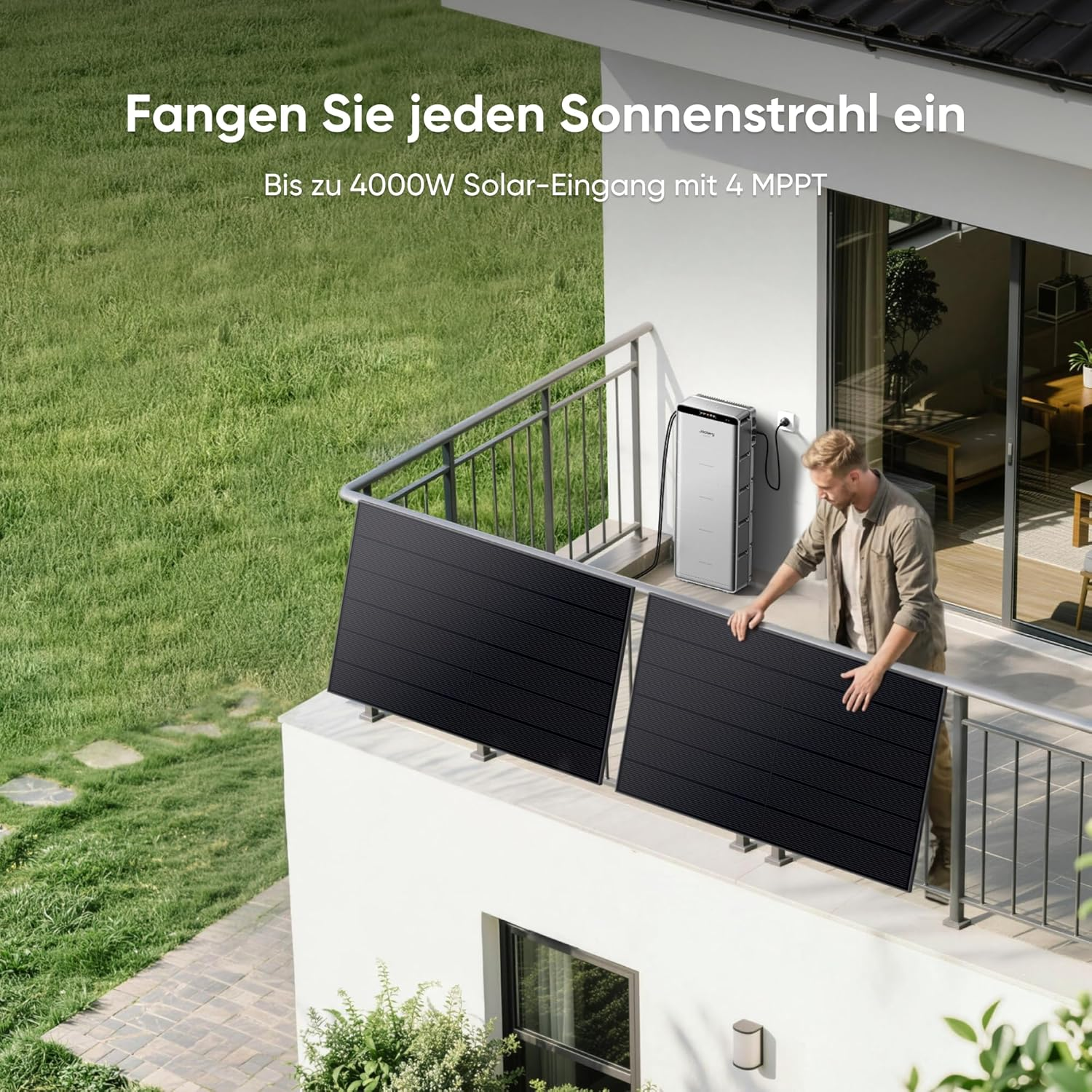 Mann installiert Solarpanels auf einem Balkon neben einem Energiespeicher.