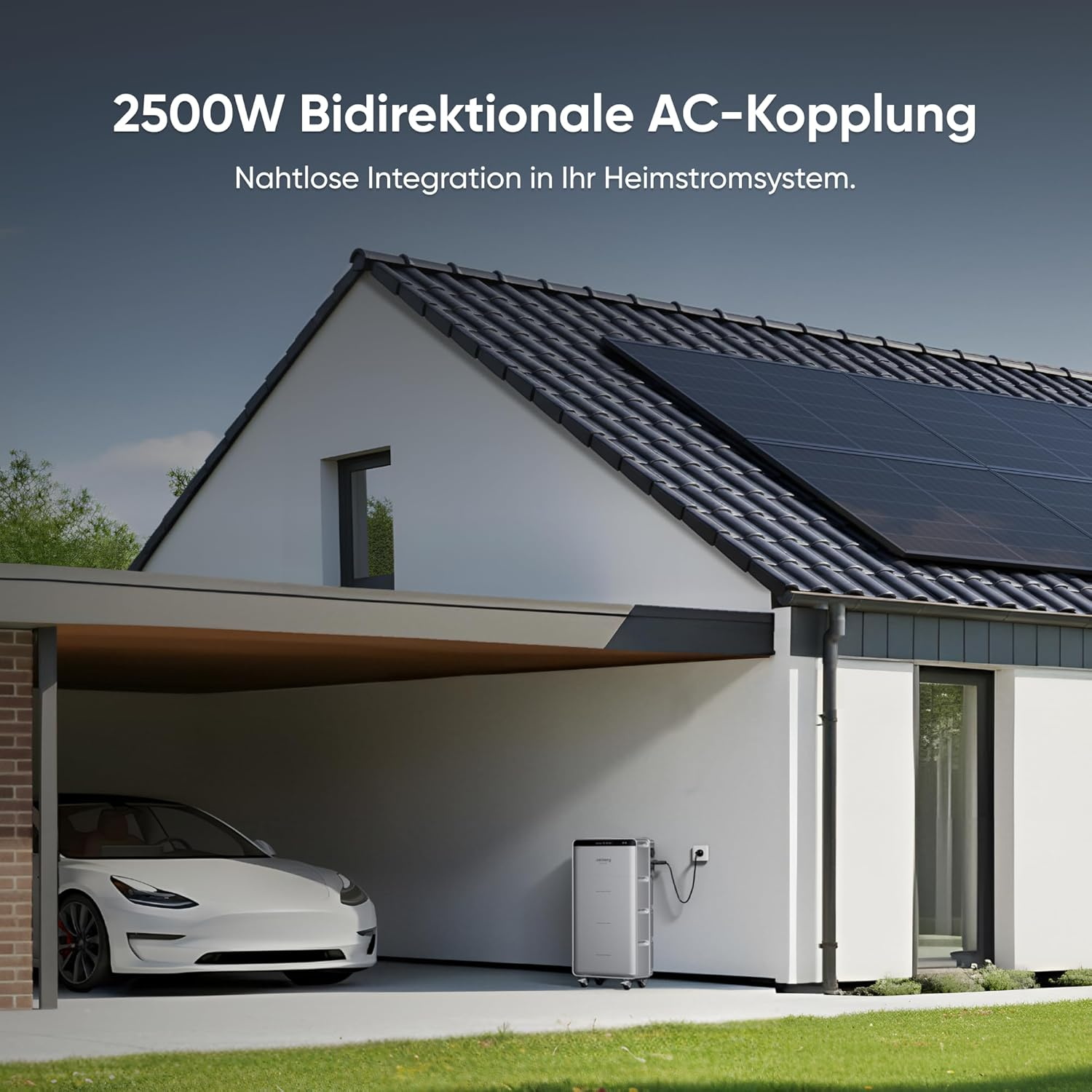 Haus mit Solaranlage, Carport mit weißem Auto und Energiespeicher.