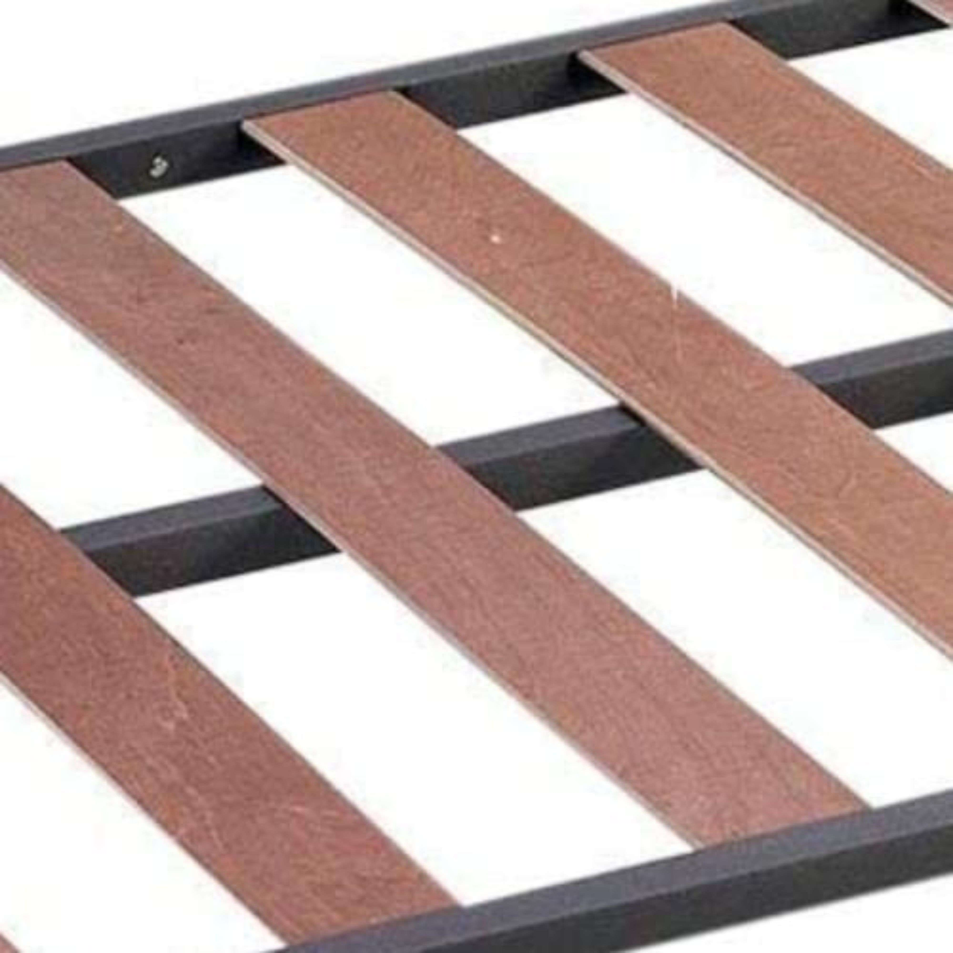 Lamas de madera sobre un marco de metal negro para una base de cama.