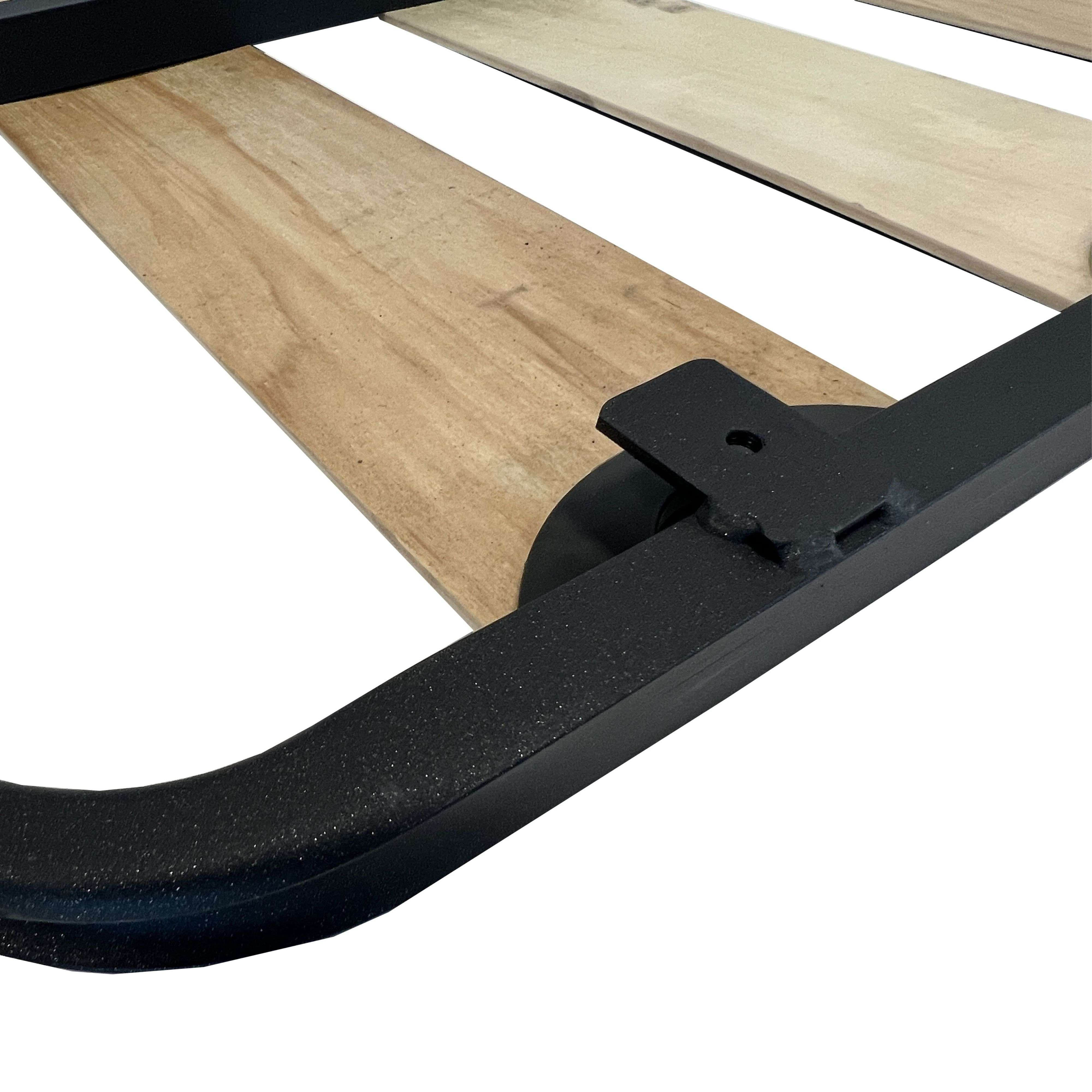 Un marco de metal negro con listones de madera, vista cercana.