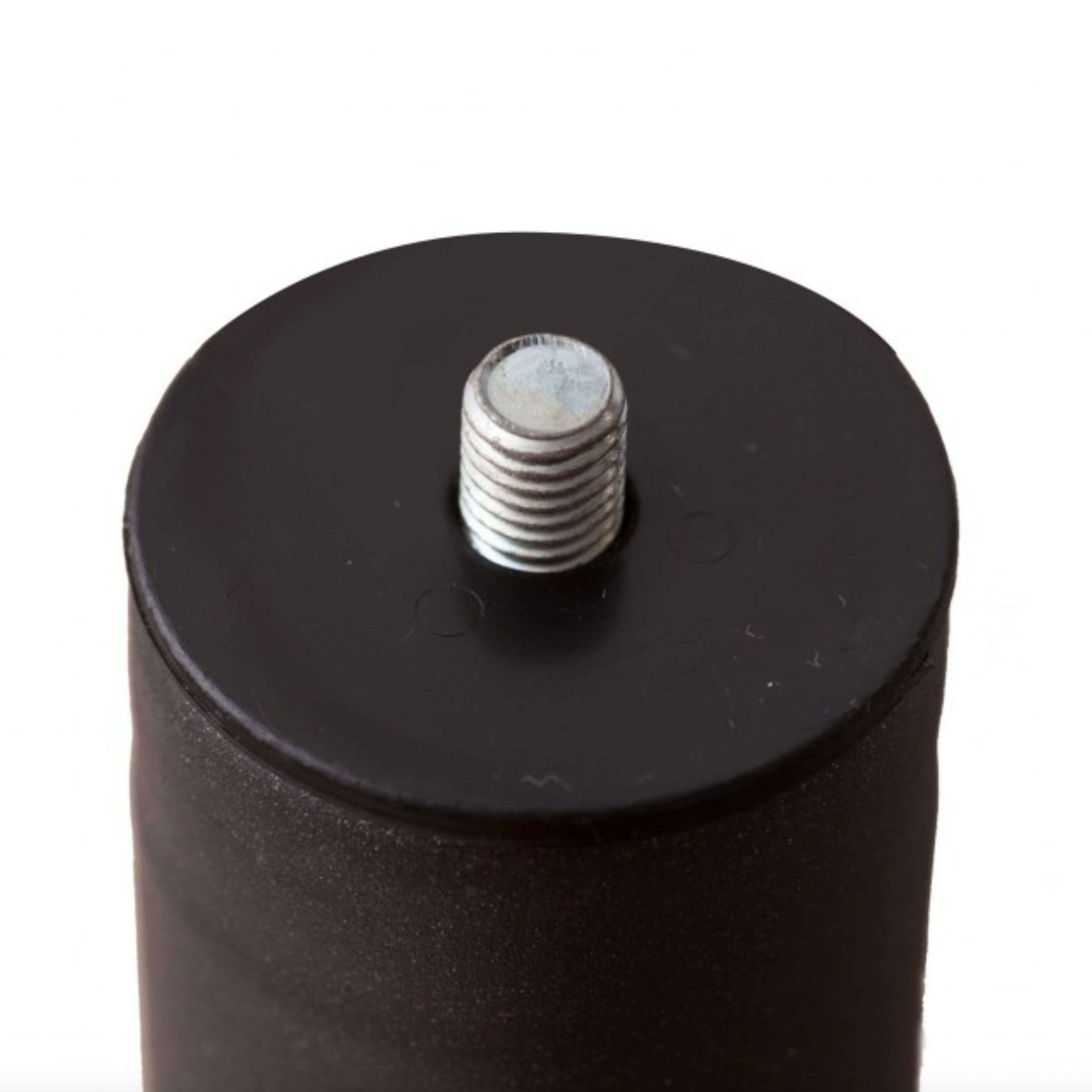 Primer plano de un objeto cilíndrico negro con un tornillo plateado metálico en la parte superior.
