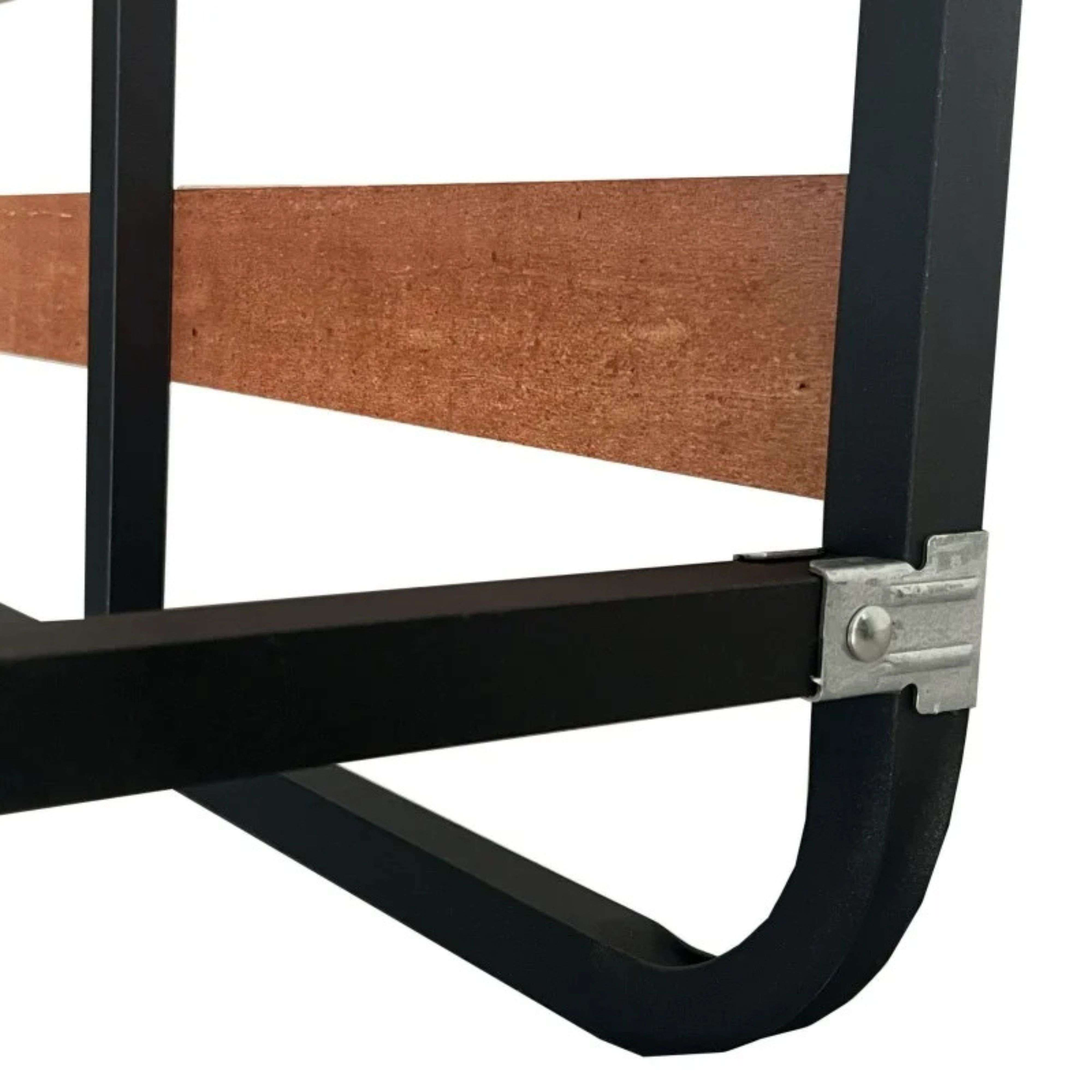 Marco de cama de metal negro con listones de madera marrones y soporte plateado.