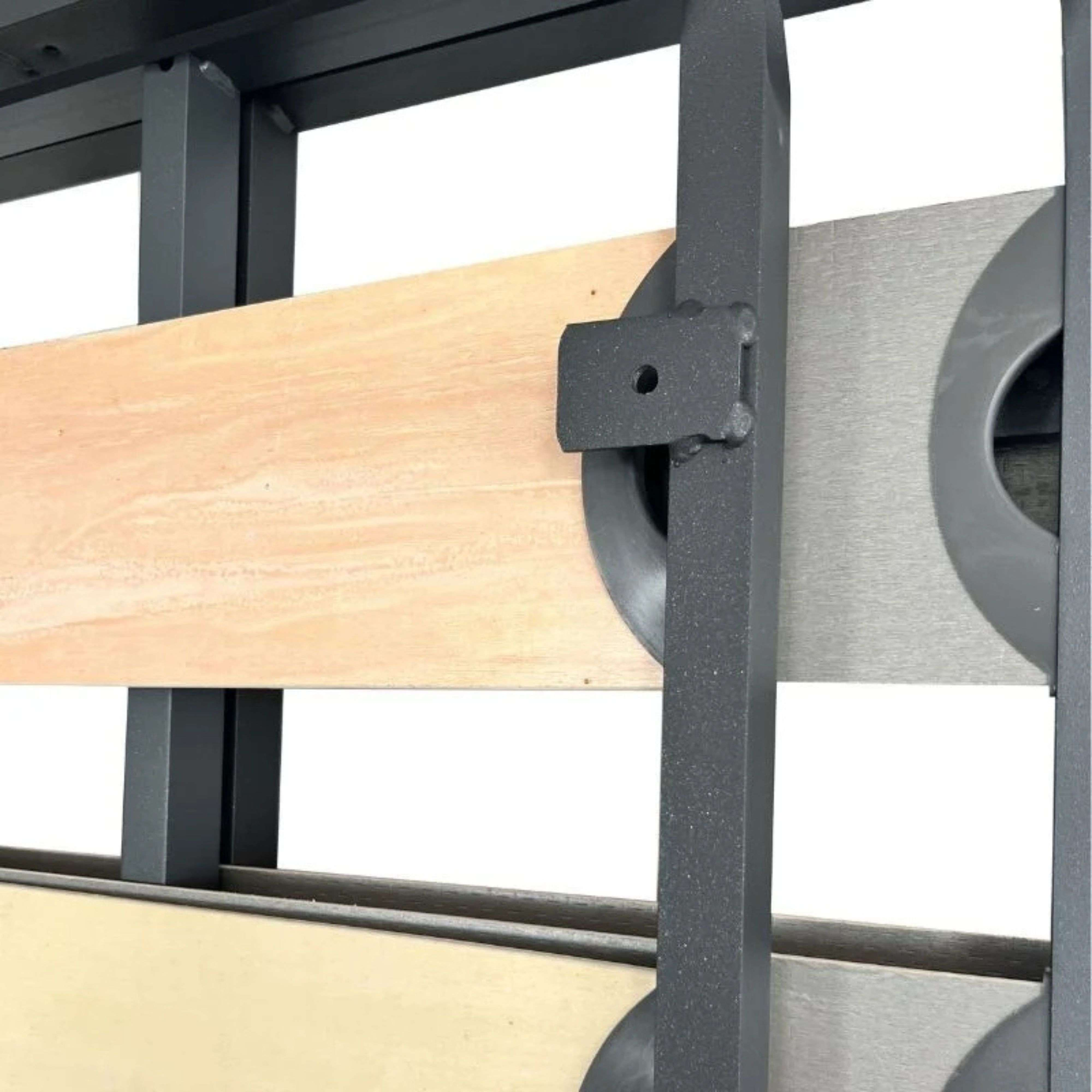 Una estructura de metal gris oscuro con lamas marrones claras y grises. Vista cercana.