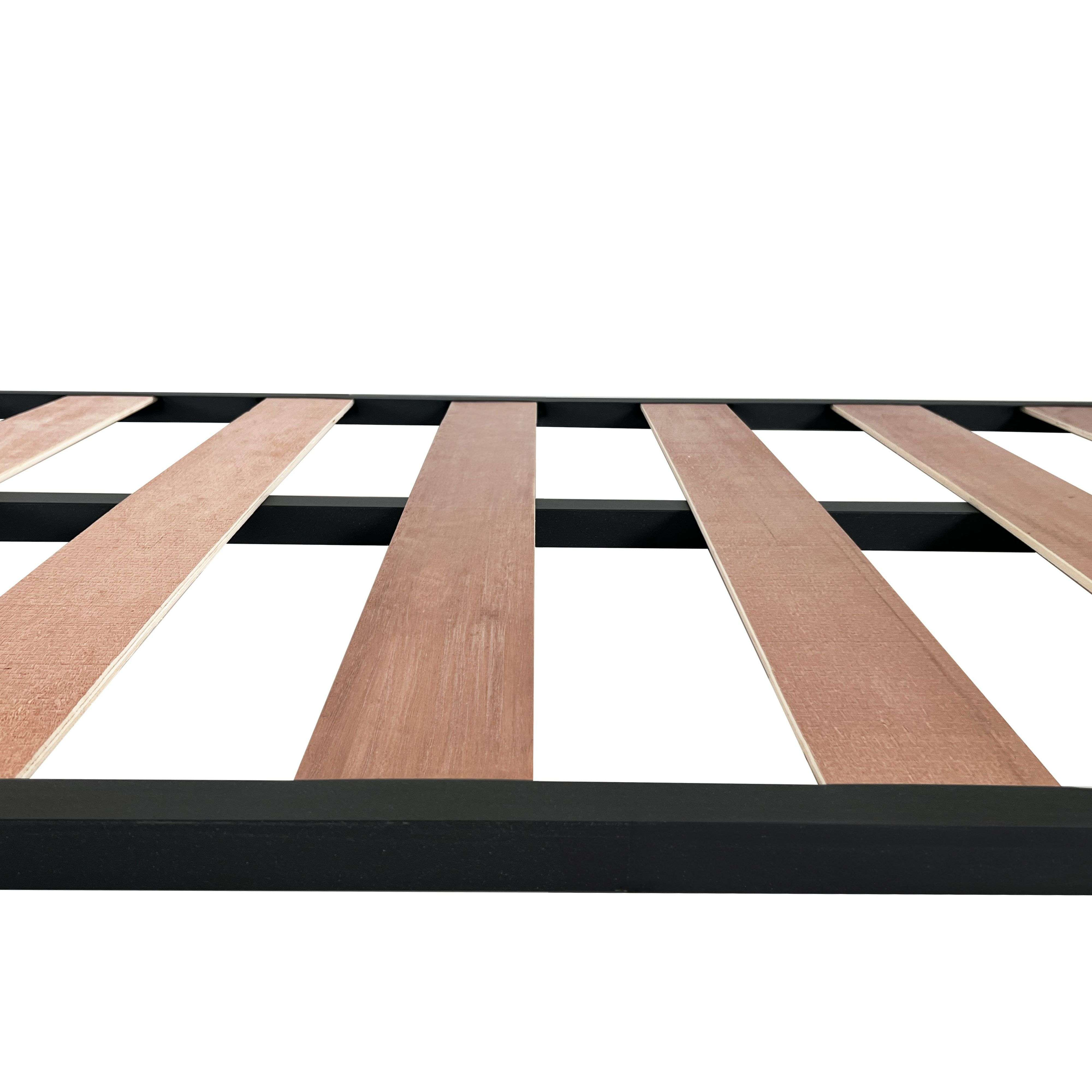 Base de listones de madera sobre marco metálico negro, vista de cerca.