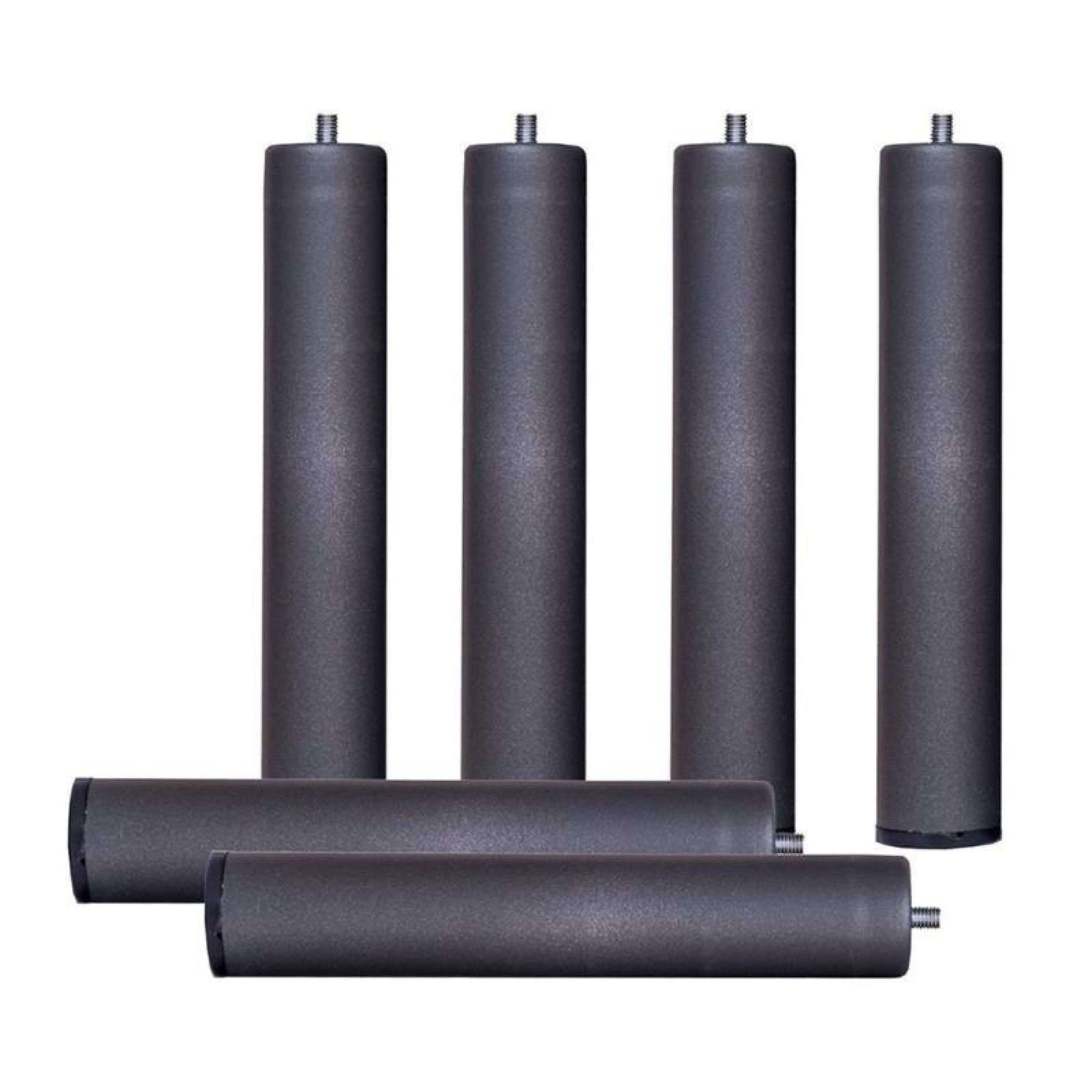 Cinco objetos cilíndricos oscuros con tornillos roscados en ambos extremos.