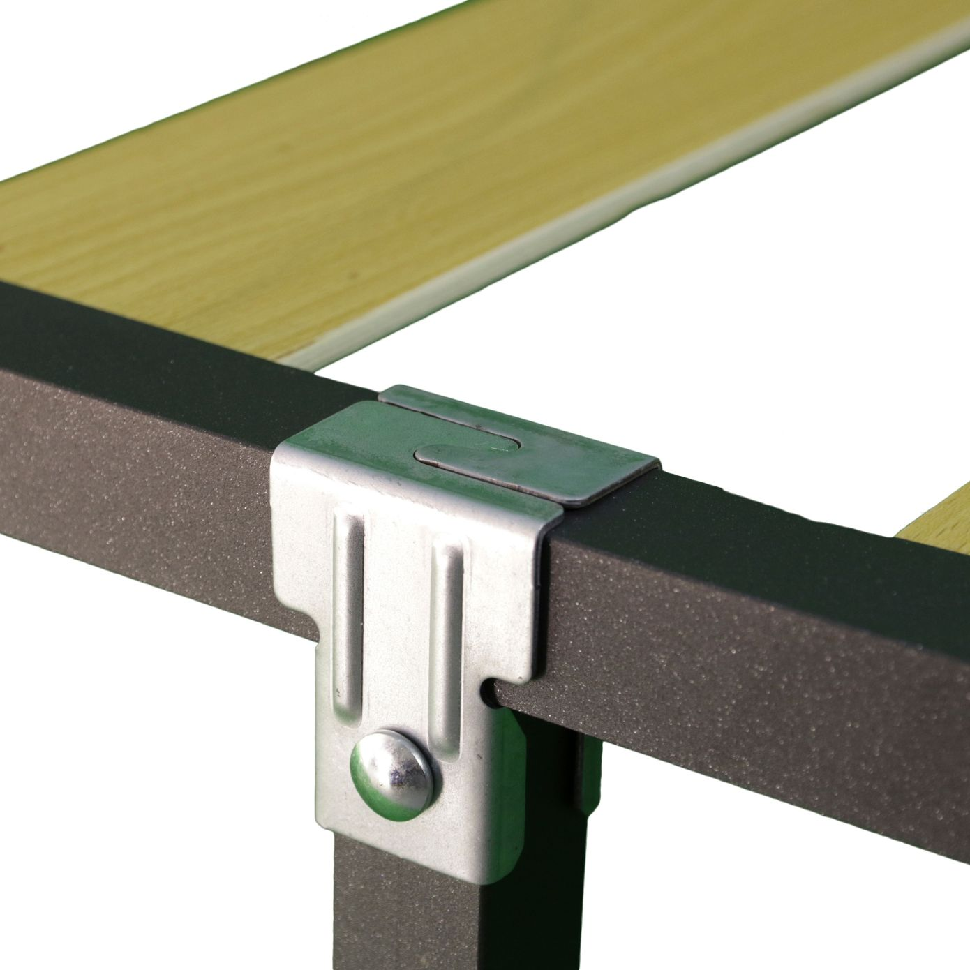 Marco de metal de una lama de madera con soporte plateado y remaches.