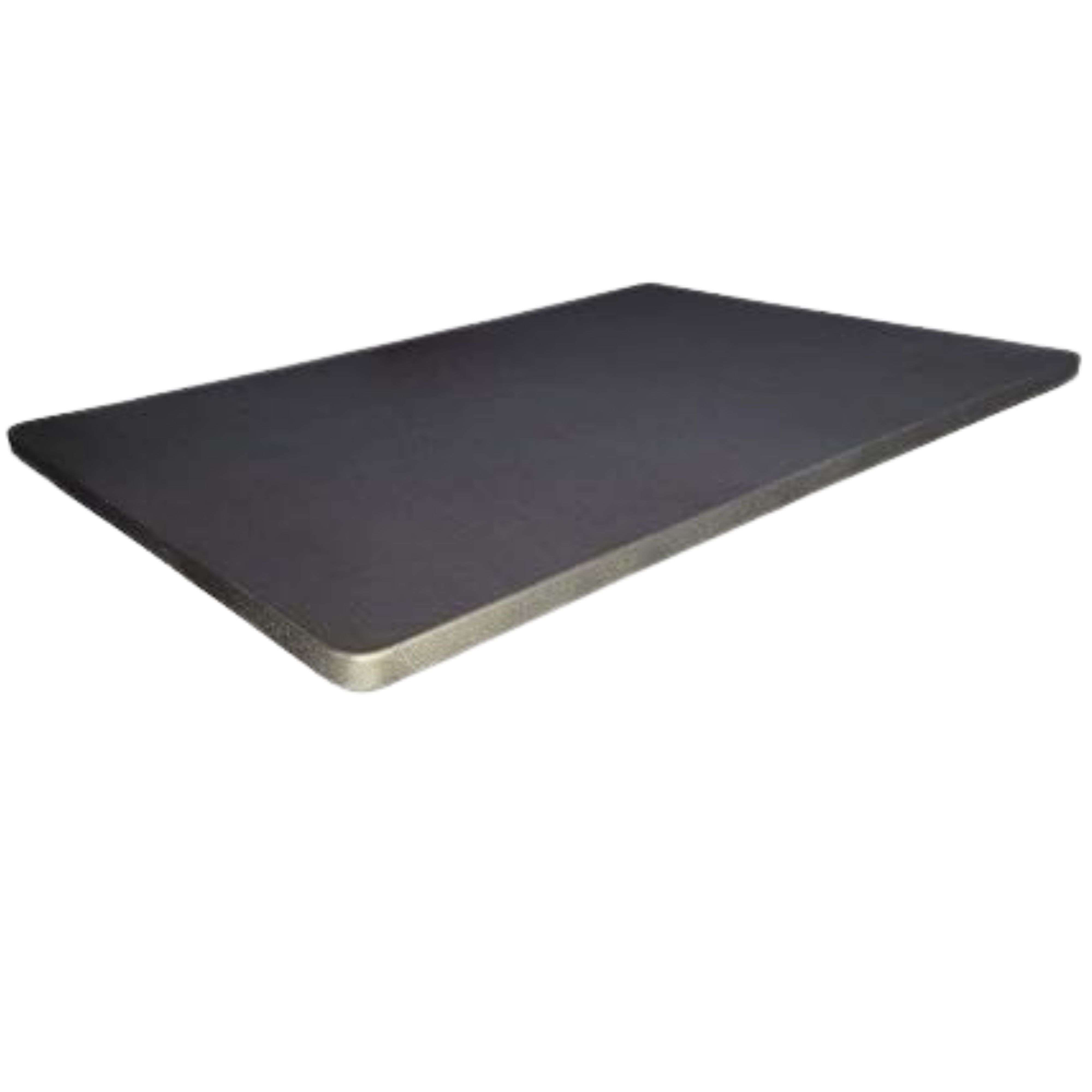 Una placa rectangular oscura con esquinas redondeadas sobre fondo blanco.