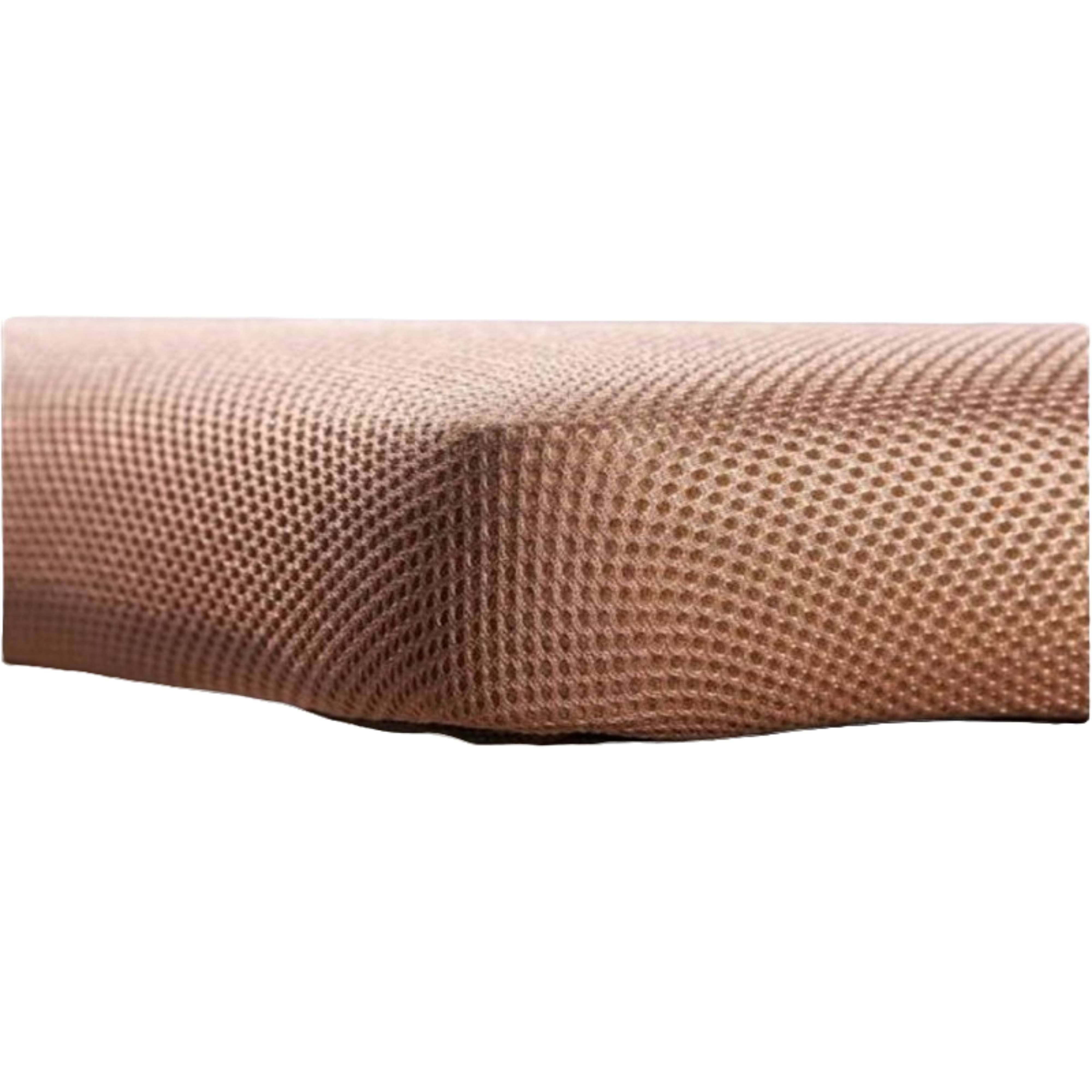 Primer plano de un material beige similar a una malla con pequeños agujeros.