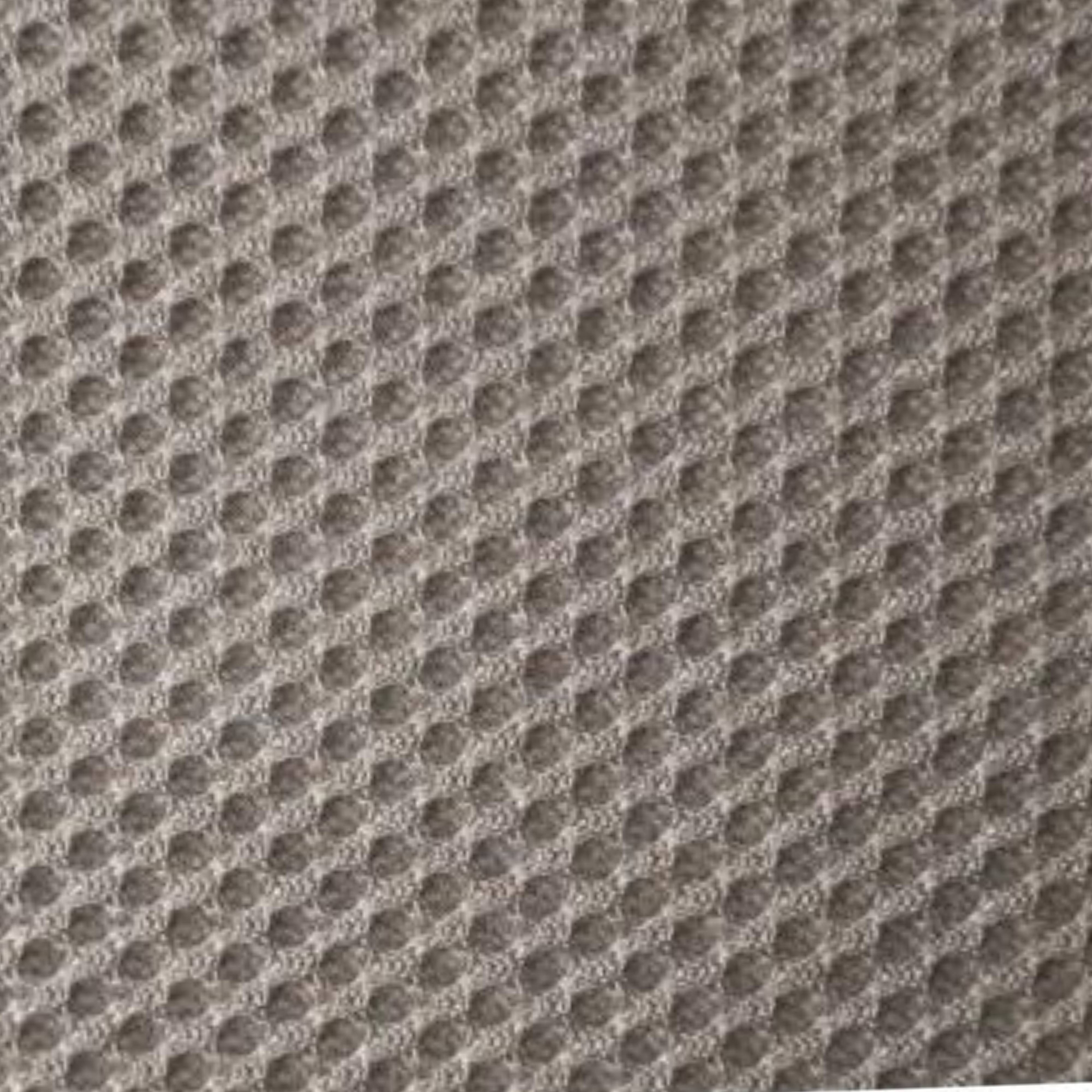 Superficie de tela gris texturizada con patrones hexagonales.