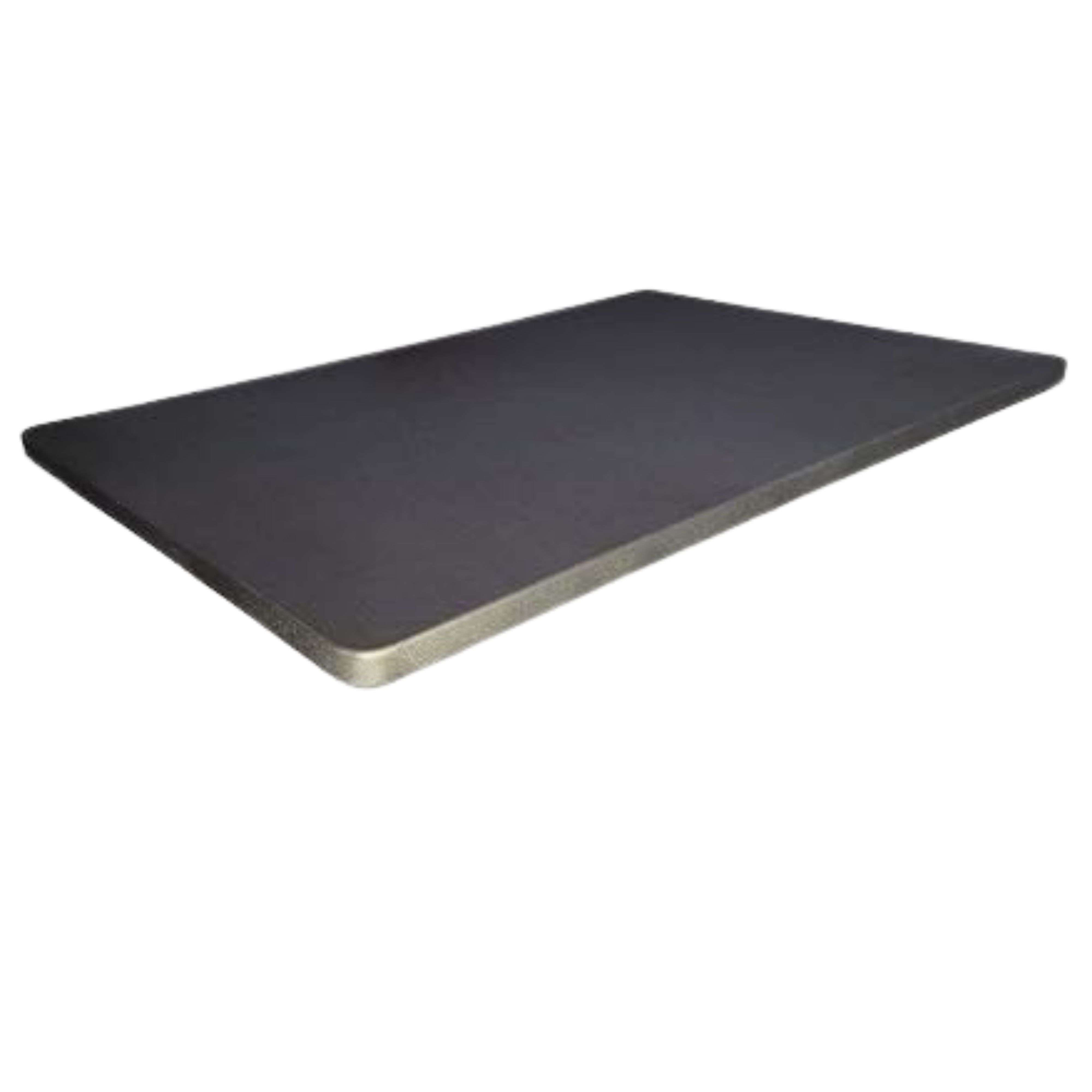 Una losa rectangular negra con esquinas redondeadas sobre fondo blanco.