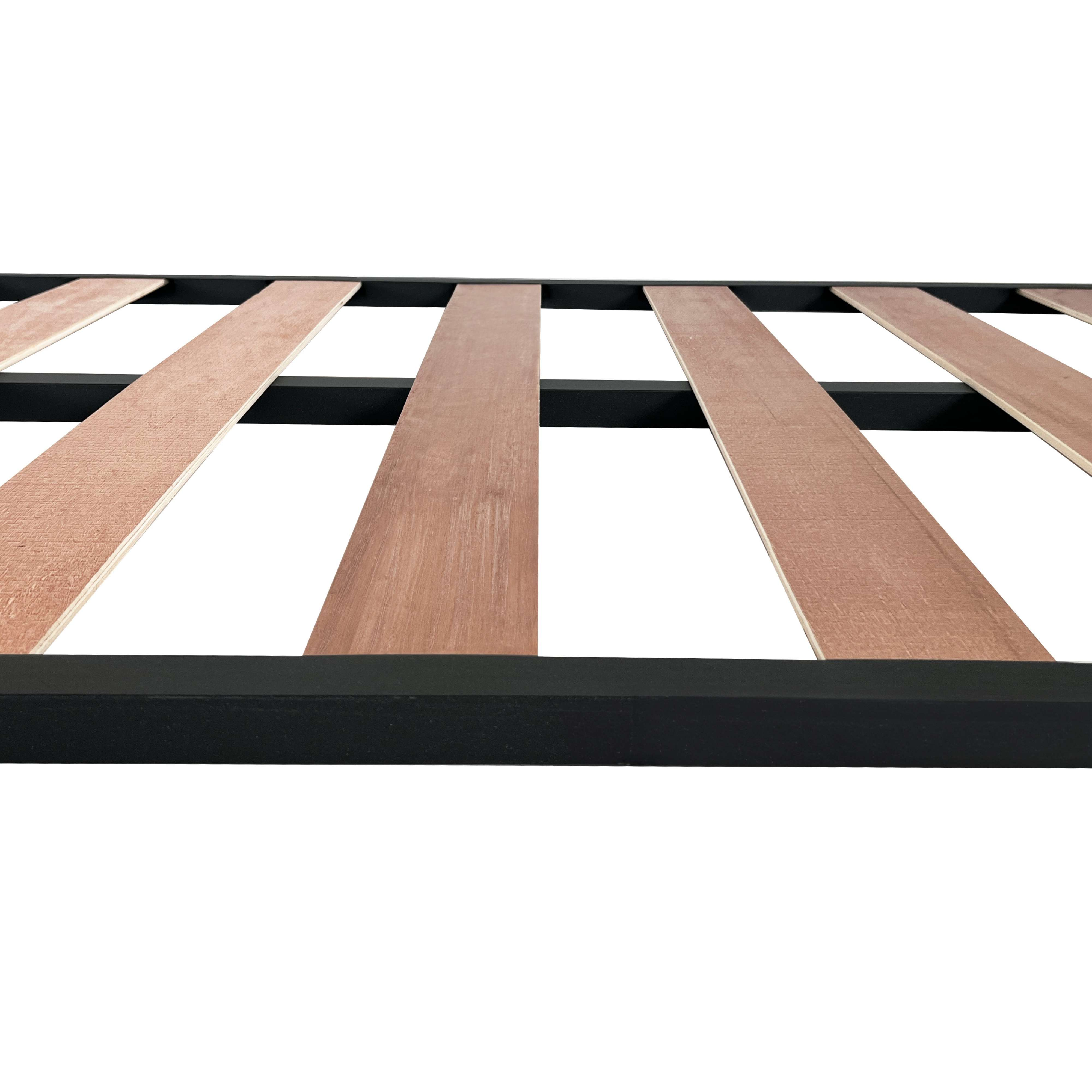 Un marco negro de metal soporta listones de madera marrones sobre fondo blanco.