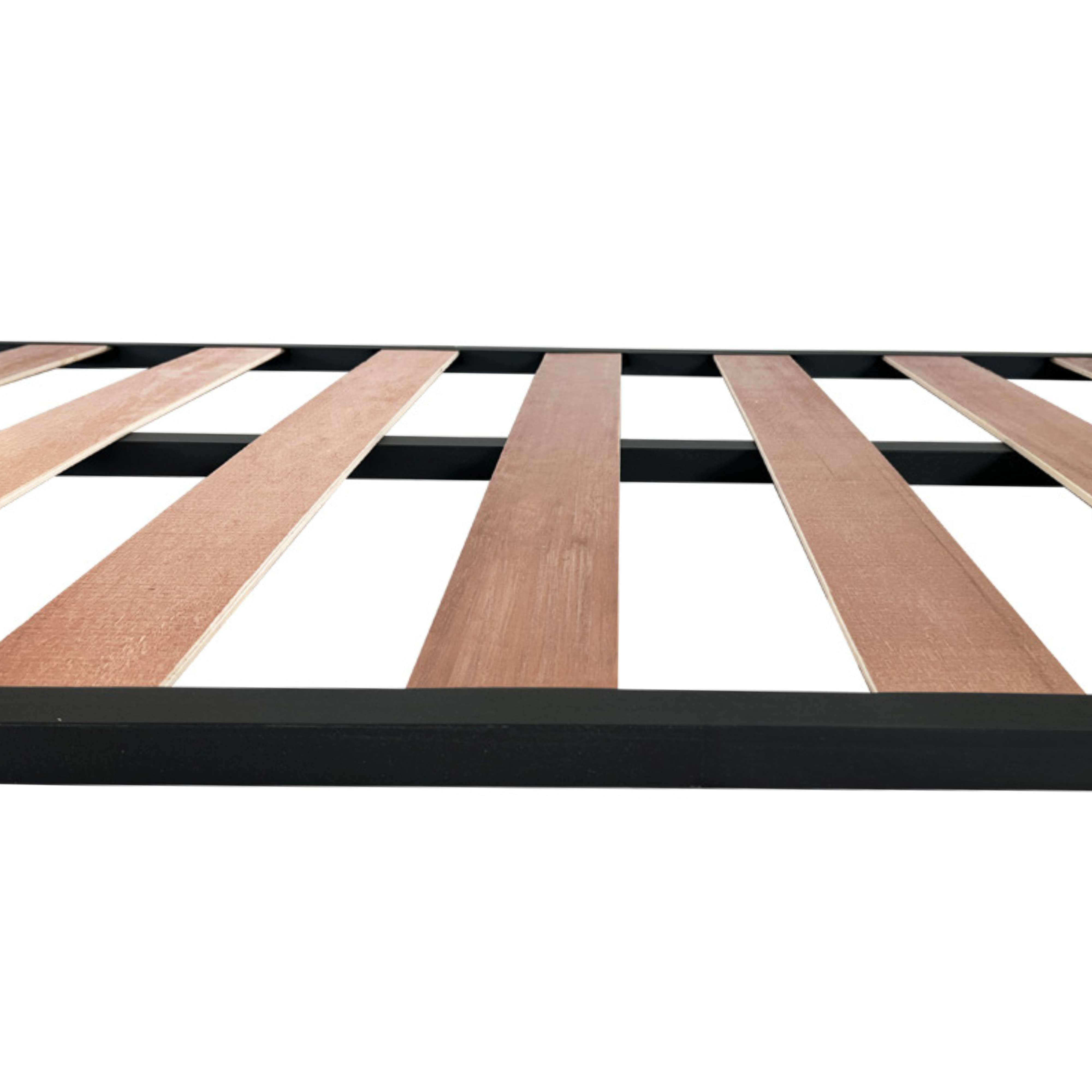 Una base de cama de listones de madera sobre un marco de metal negro.