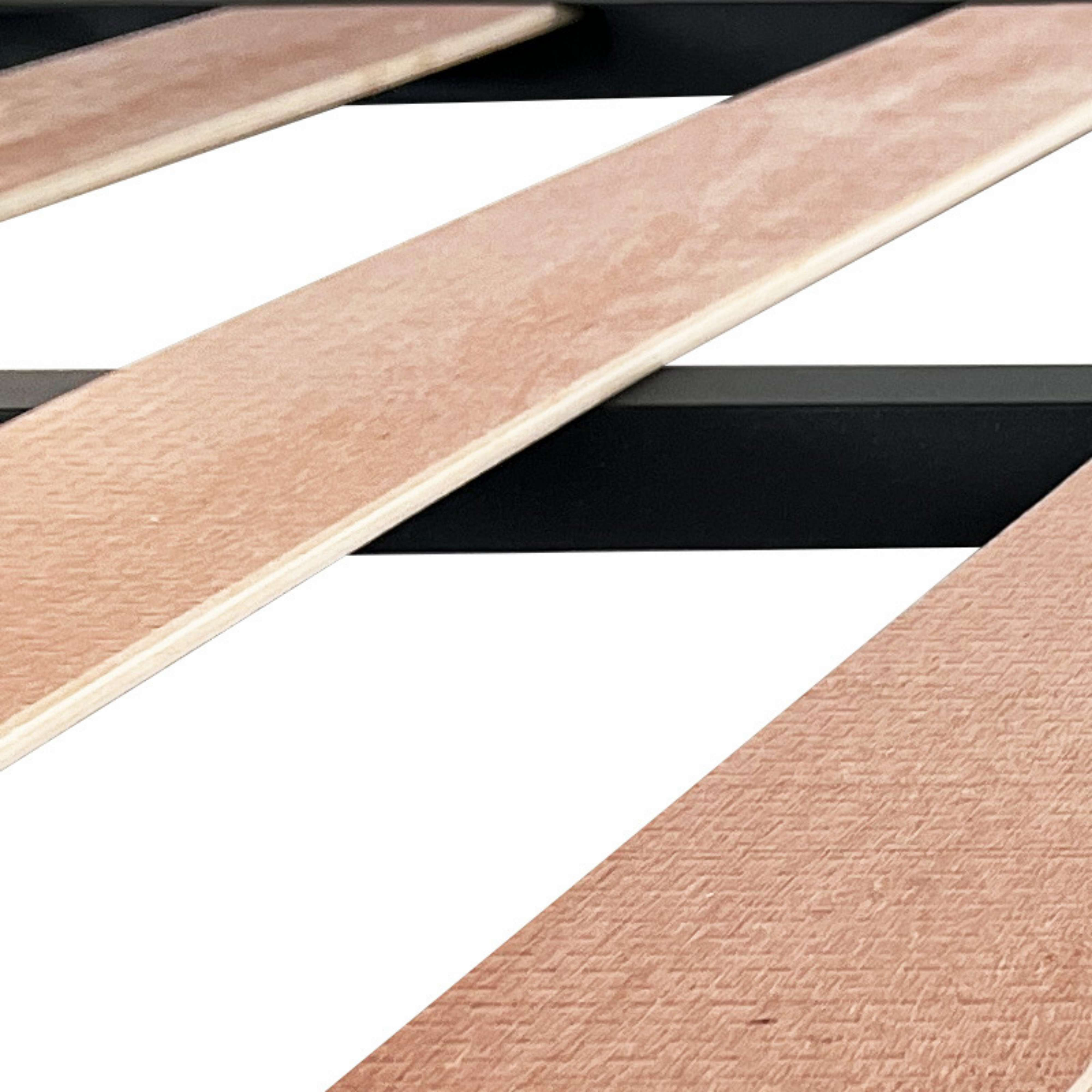 Primer plano de listones de madera en marco de metal negro, fondo blanco.