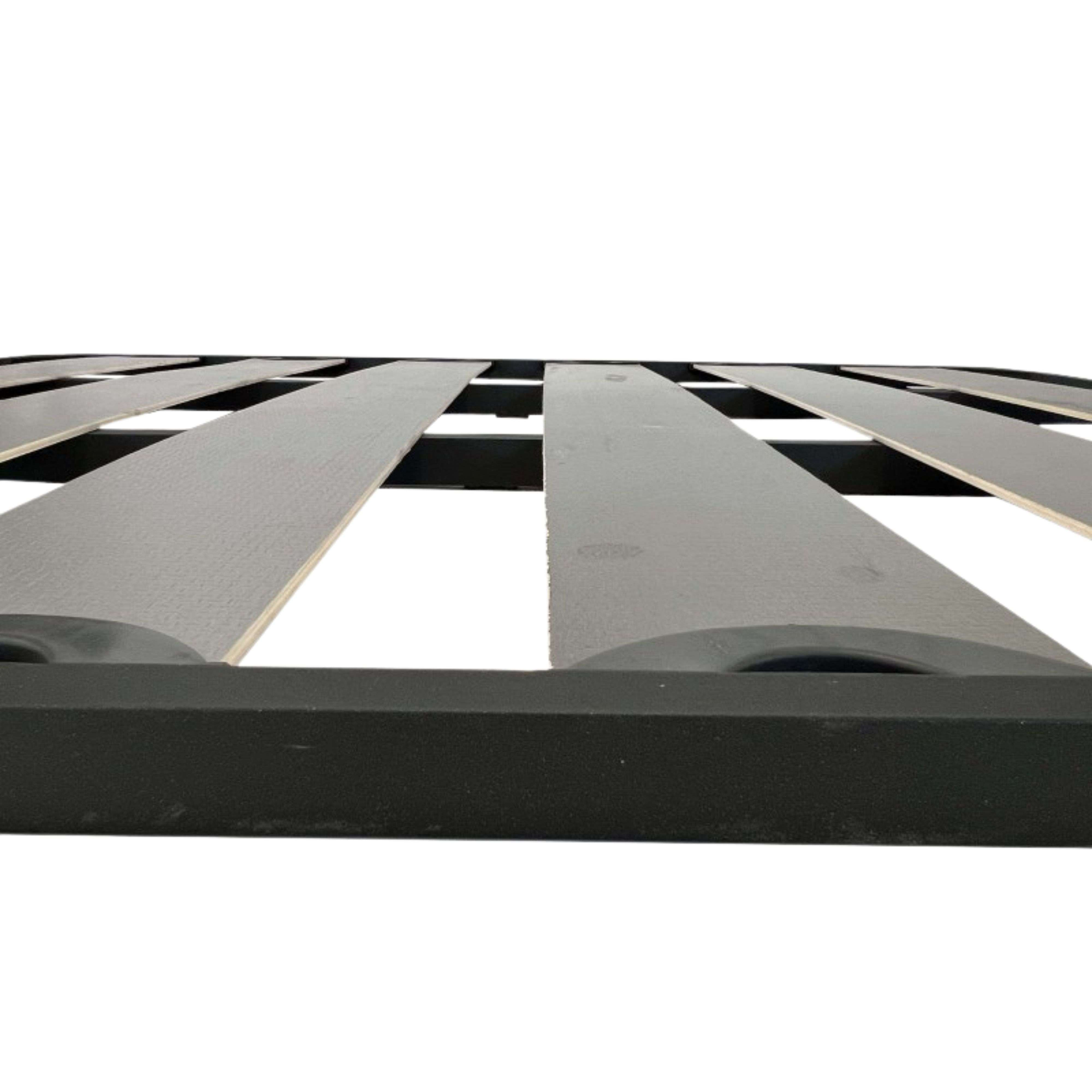 Una base de listones de cama de madera y metal sobre fondo blanco.