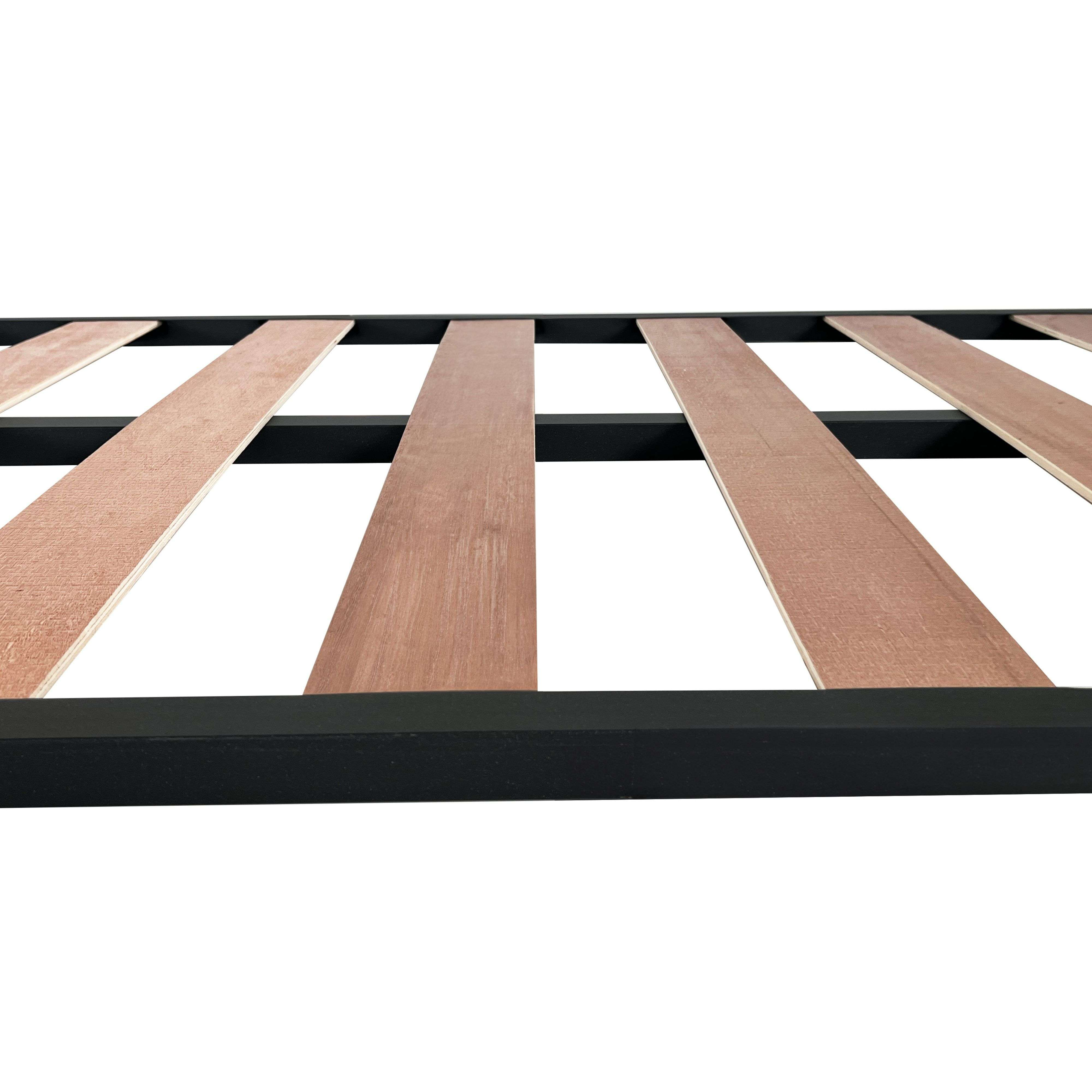 Somier de láminas de madera con marco de metal negro, vista cercana.