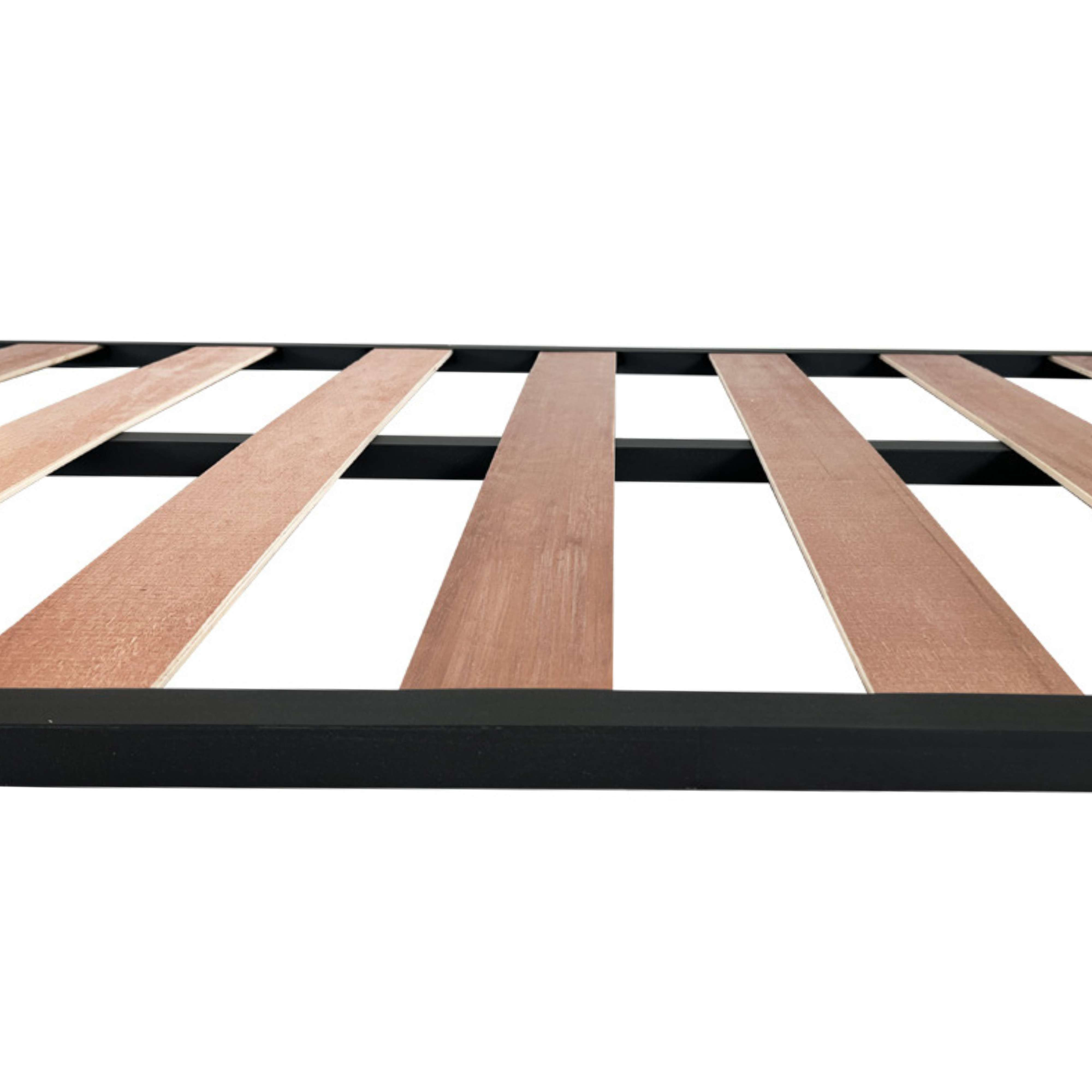 Estructura de cama con listones de madera y marco de metal negro.