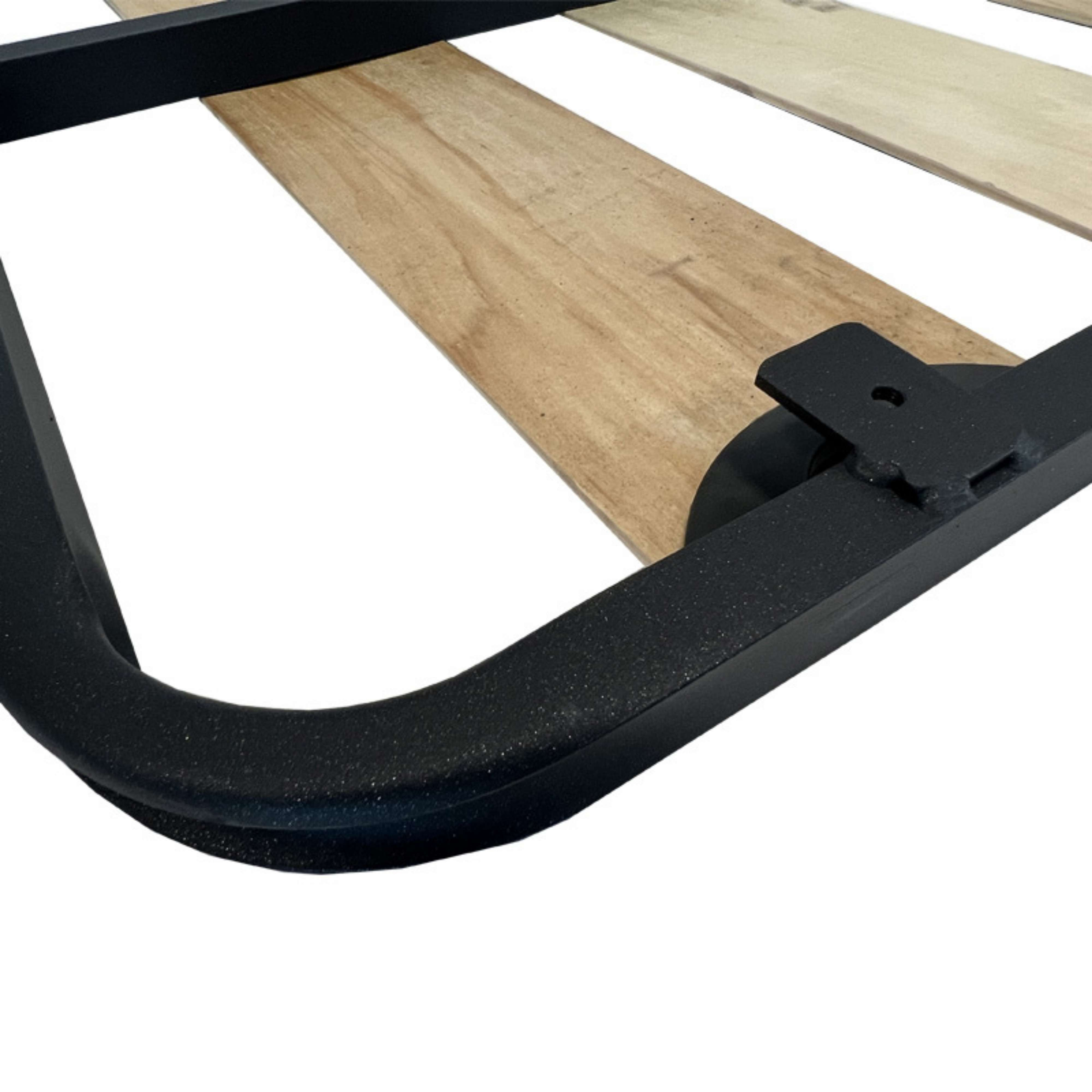 Estructura metálica negra con lamas de madera para base de cama, vista cercana.