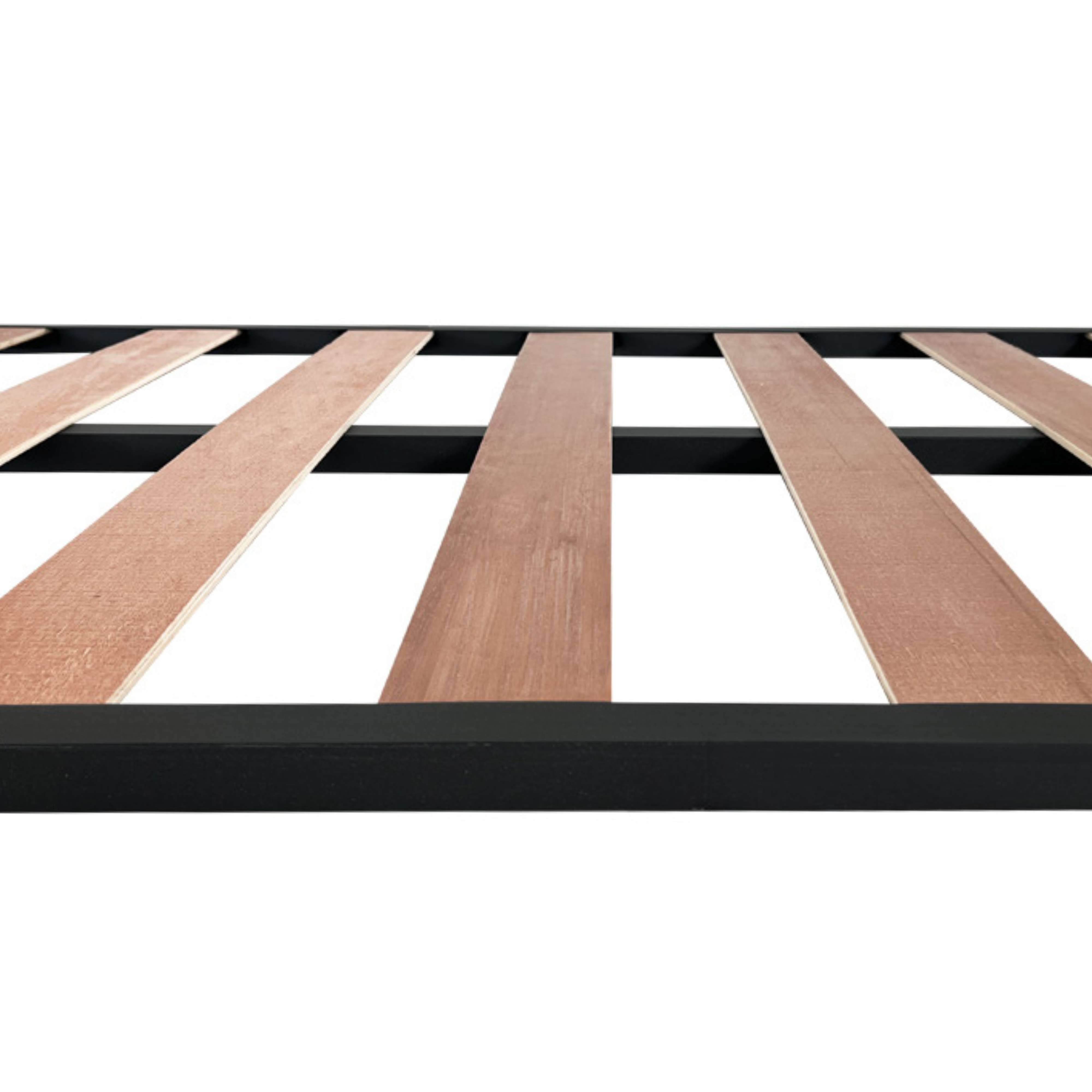Marco de cama con soportes de metal negro y listones de madera.