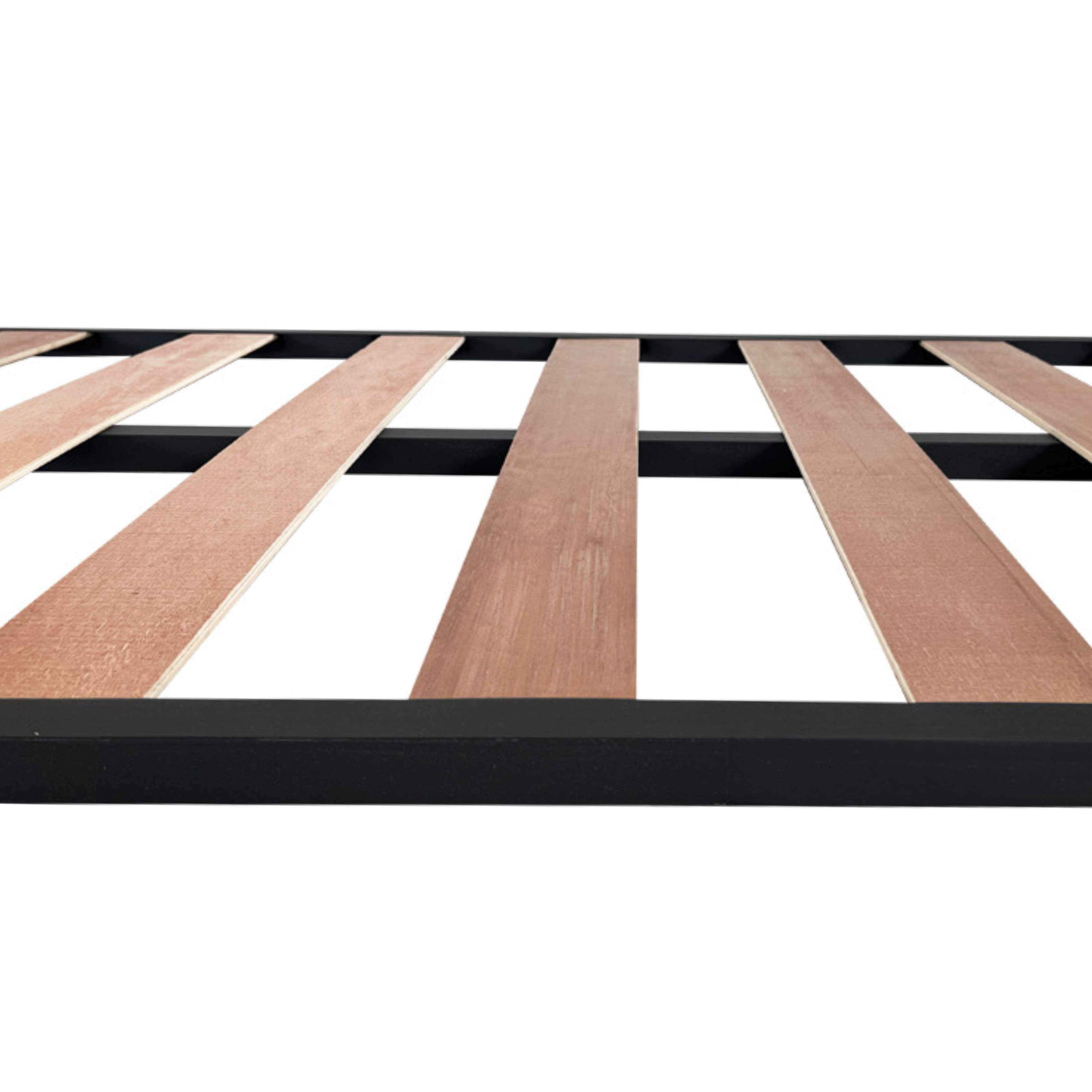 Una base de cama con listones de madera y marco de metal negro sobre fondo blanco.
