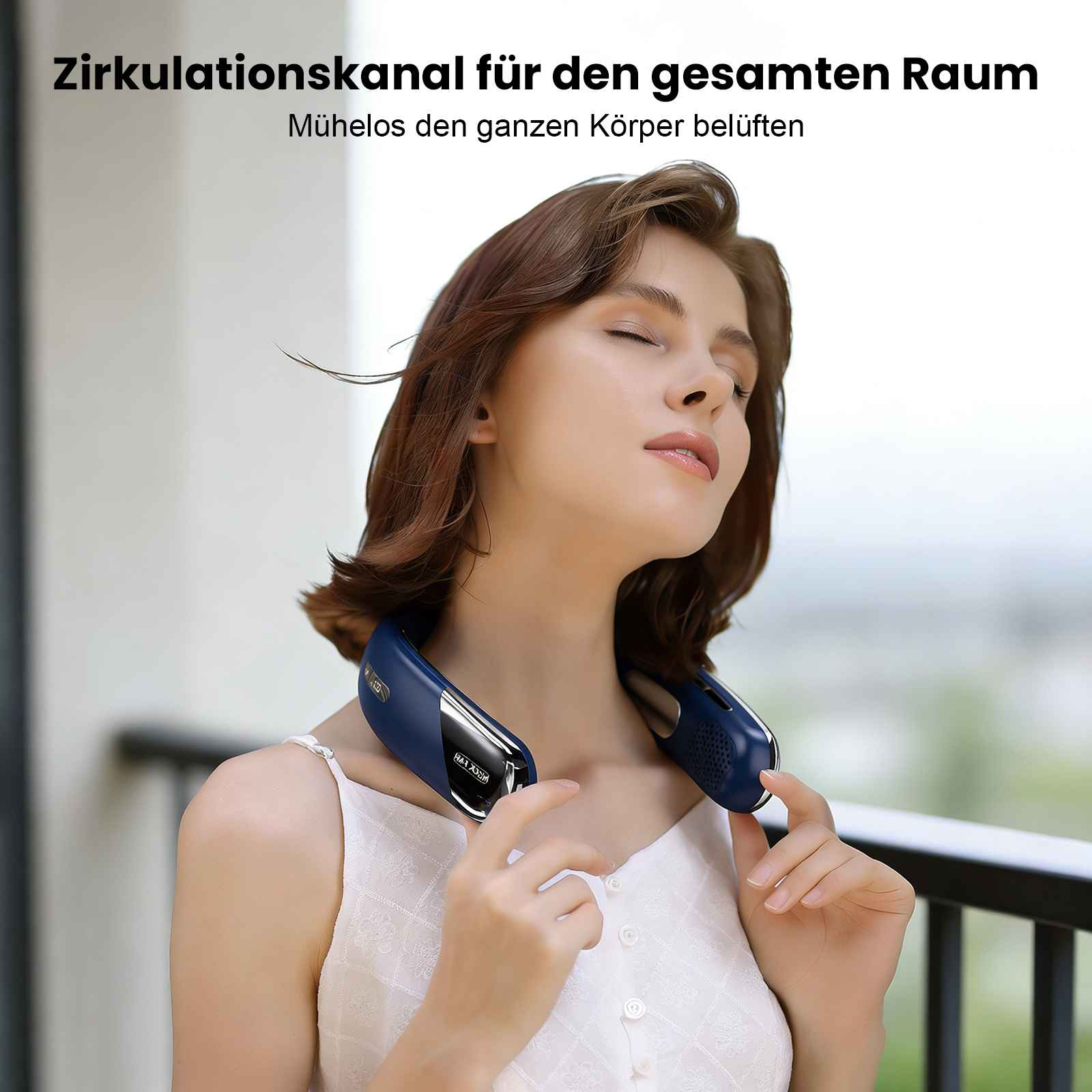 Frau mit geschlossenen Augen trägt einen blauen Halslüfter, hält ihn mit den Fingern.