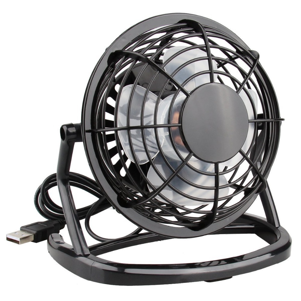 Ein kleiner schwarzer USB-Ventilator mit Metallgitter und drei Rotorblättern.