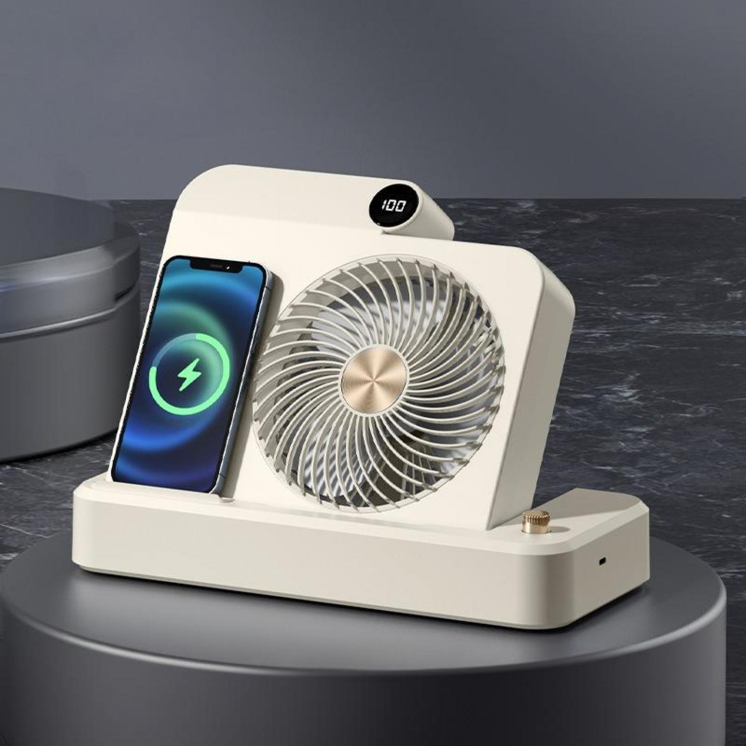 Ein beigefarbener Ventilator mit Ladefunktion für ein Handy, das auf dem Ständer steht.