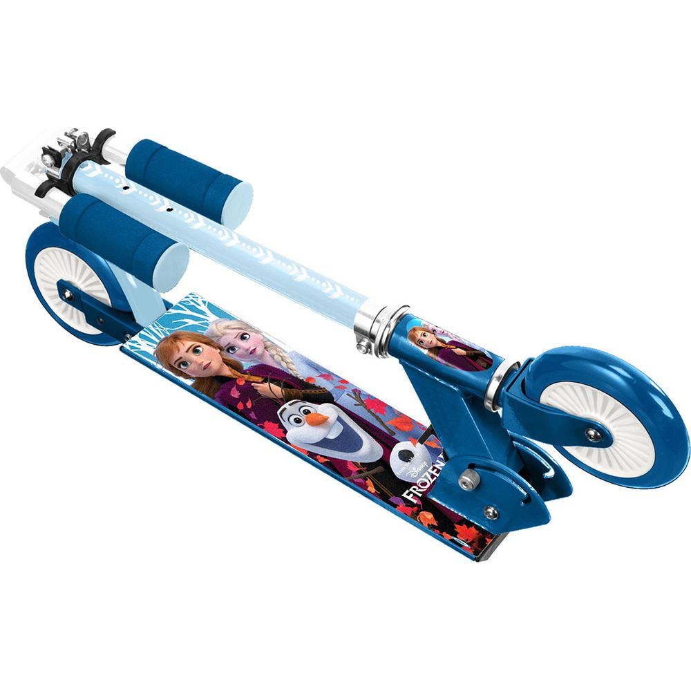 Un monopattino blu con immagini di Elsa, Anna e Olaf di Frozen.
