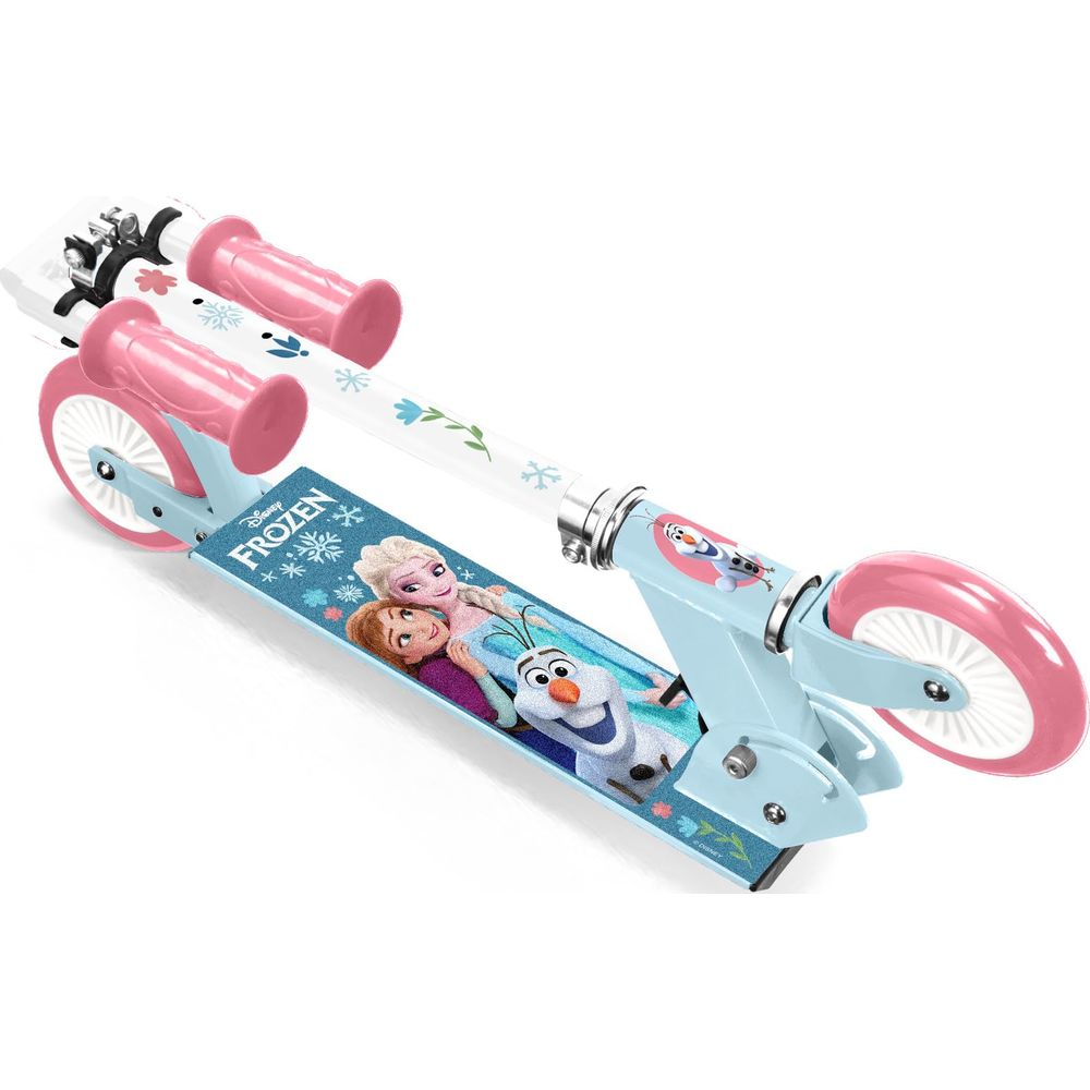 Un monopattino per bambini blu con manopole e ruote rosa, raffigurante Elsa, Anna e Olaf.