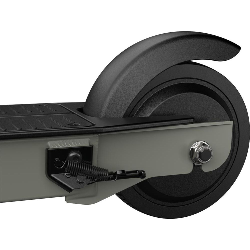 Zbliżenie hulajnogi elektrycznej z czarnym kołem, szarym podestem i sprężyną.